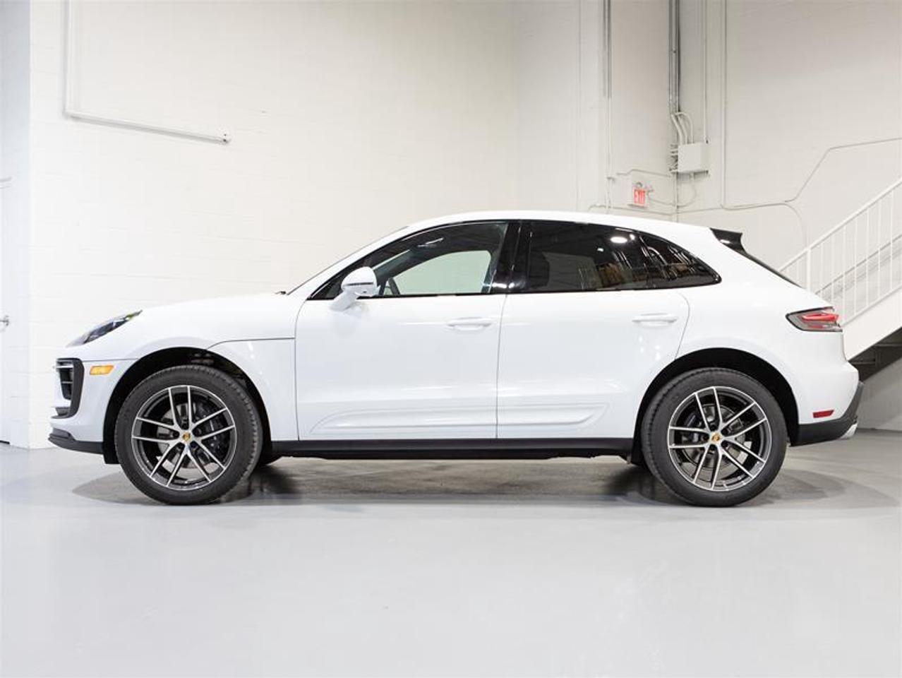 2026 Porsche Macan AWD Photo4