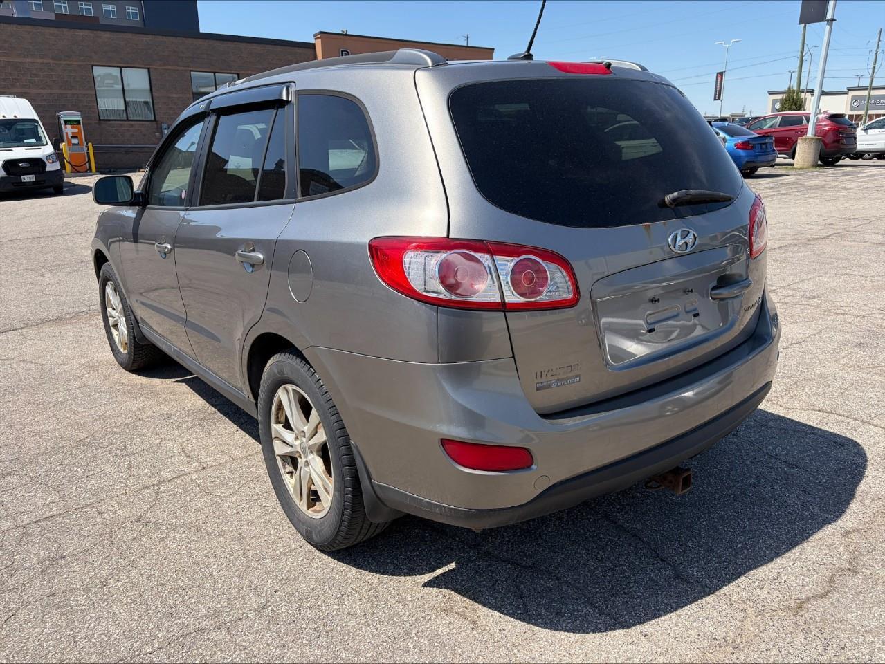 2011 Hyundai Santa Fe GL 2.4 Premium (A6) Front-Wheel Drive Photo