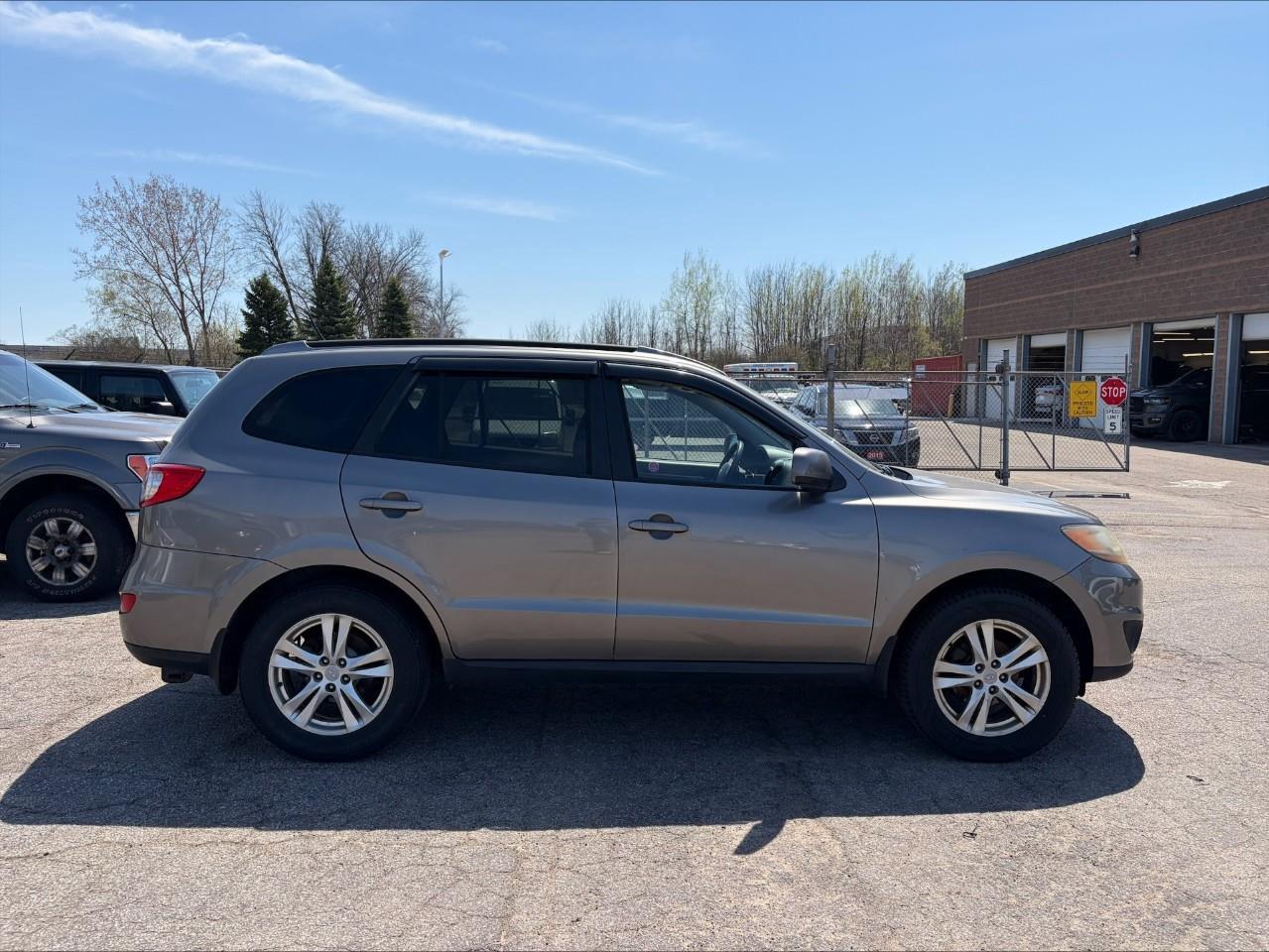 2011 Hyundai Santa Fe GL 2.4 Premium (A6) Front-Wheel Drive Photo4