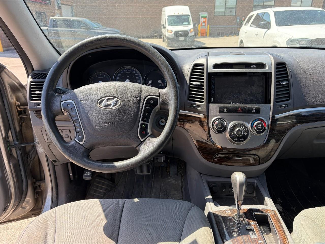 2011 Hyundai Santa Fe GL 2.4 Premium (A6) Front-Wheel Drive Photo