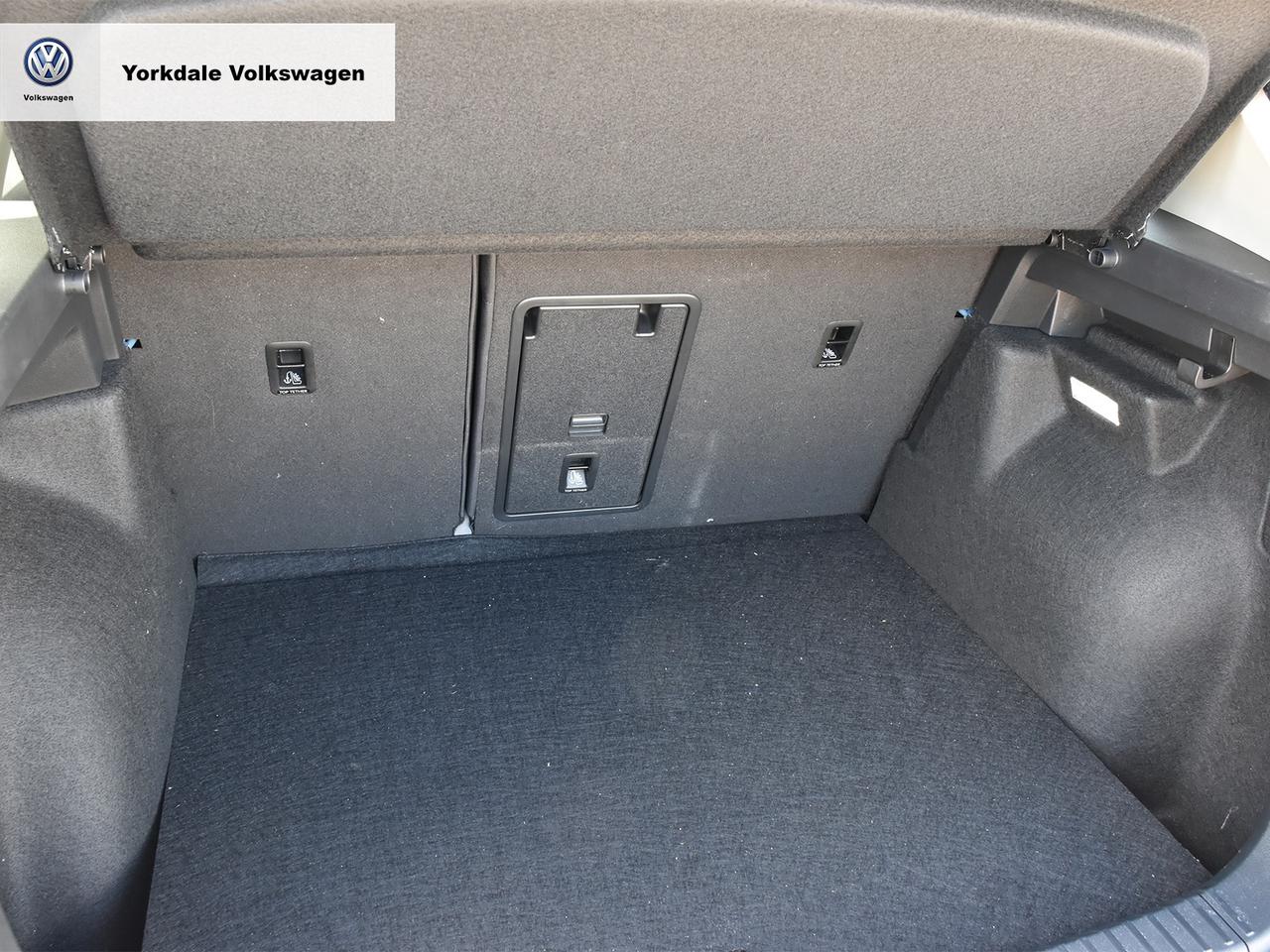 2025 Volkswagen Taos BLACK EDITION Photo