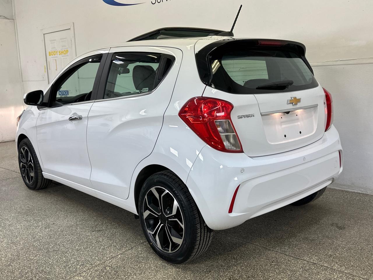 2022 Chevrolet Spark 2LT CVT 4dr Hatchback Photo4