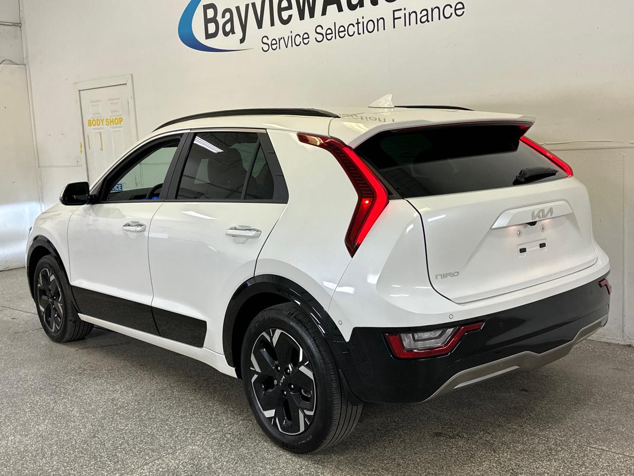 2025 Kia Niro EV Wave w/Snow White Pearl & Grey Exterior 4dr Front-Wheel Drive Sport Utility Photo4