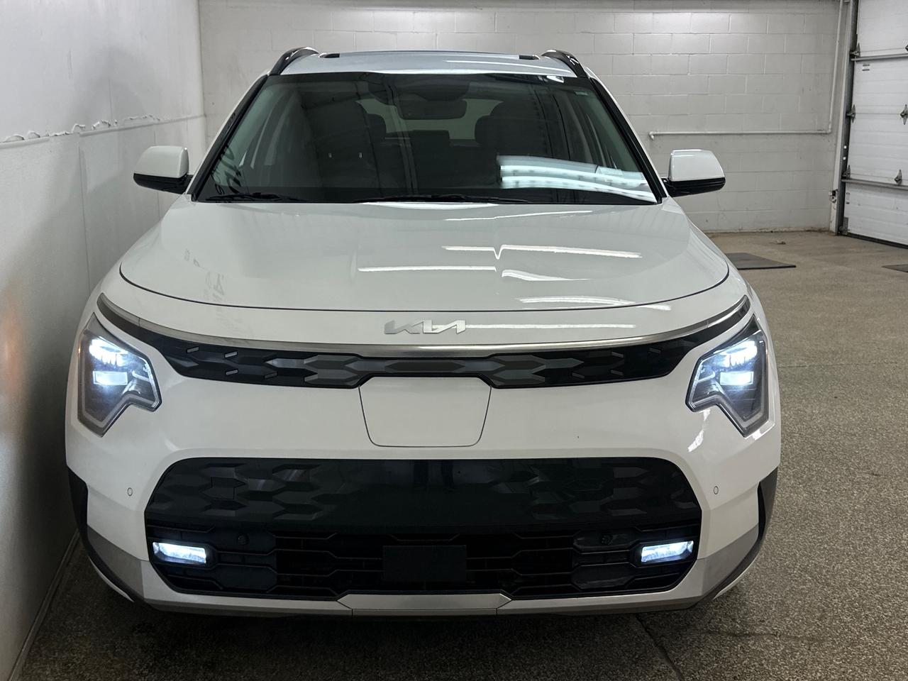 2025 Kia Niro EV Wave w/Snow White Pearl & Grey Exterior 4dr Front-Wheel Drive Sport Utility Photo