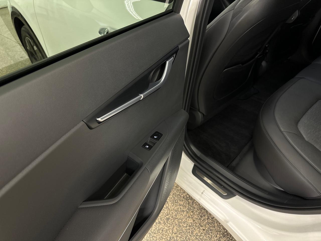 2025 Kia Niro EV Wave w/Snow White Pearl & Grey Exterior 4dr Front-Wheel Drive Sport Utility Photo
