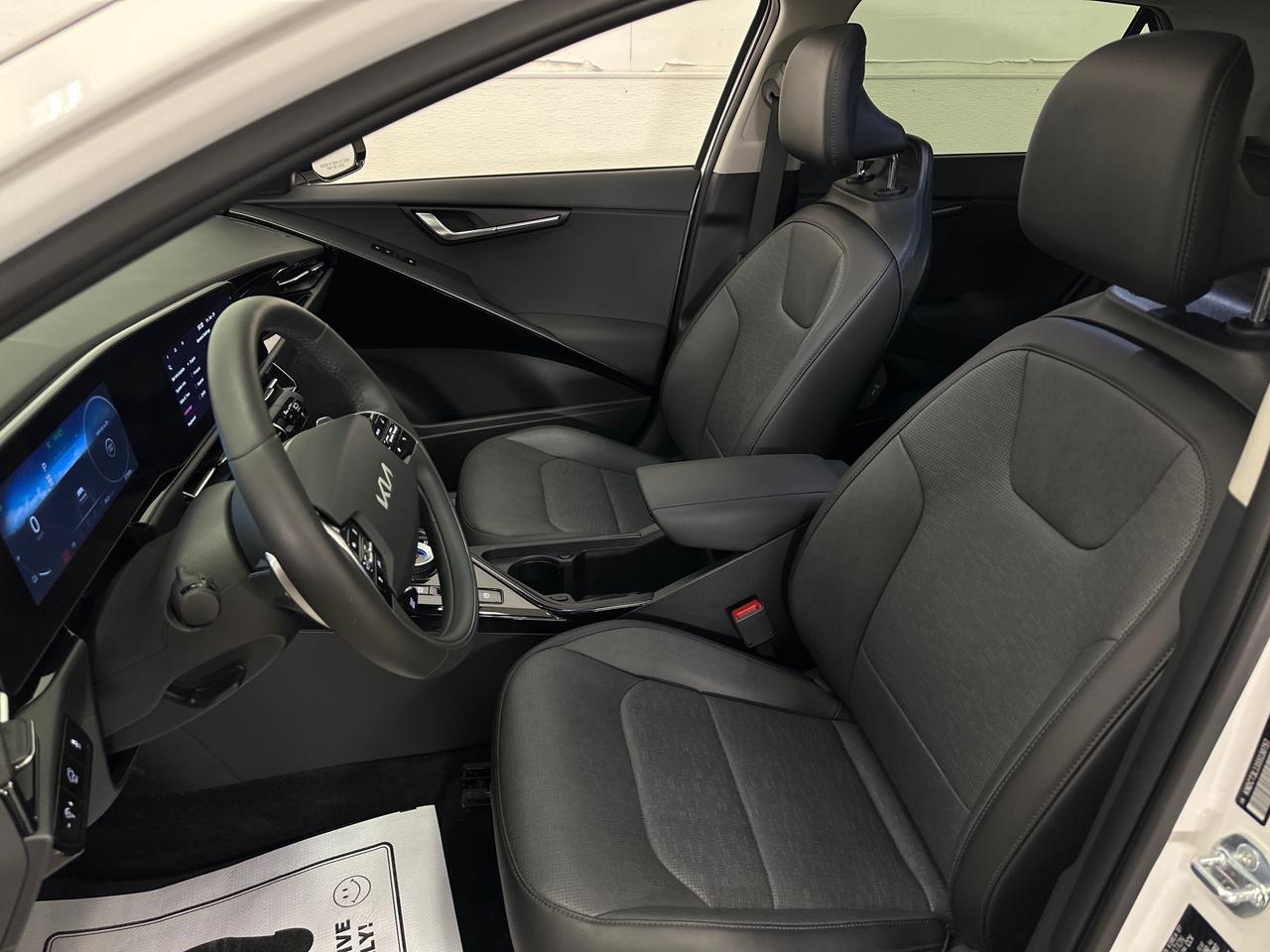 2025 Kia Niro EV Wave w/Snow White Pearl & Grey Exterior 4dr Front-Wheel Drive Sport Utility Photo