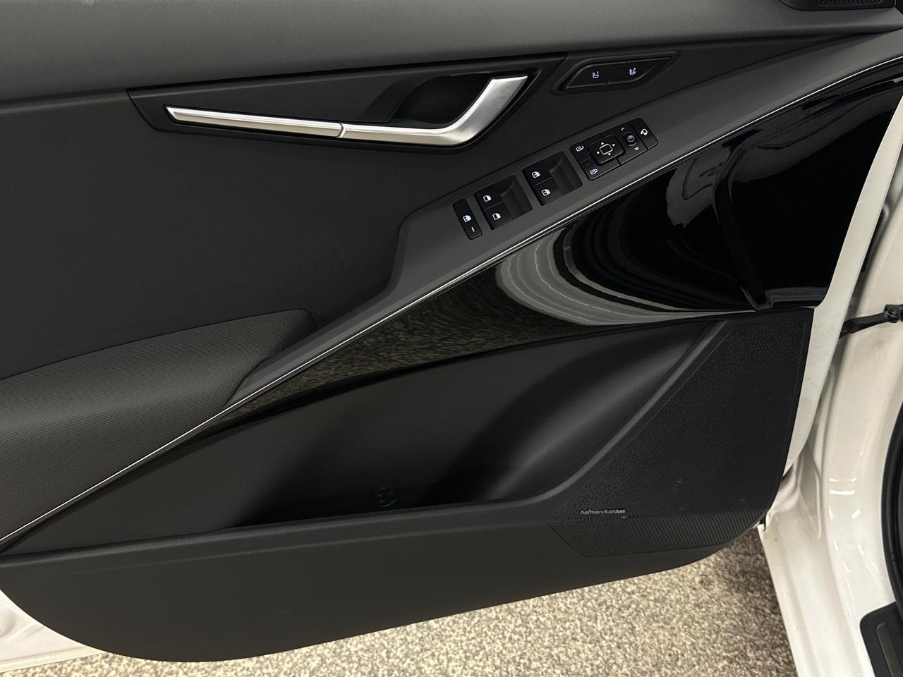 2025 Kia Niro EV Wave w/Snow White Pearl & Grey Exterior 4dr Front-Wheel Drive Sport Utility Photo