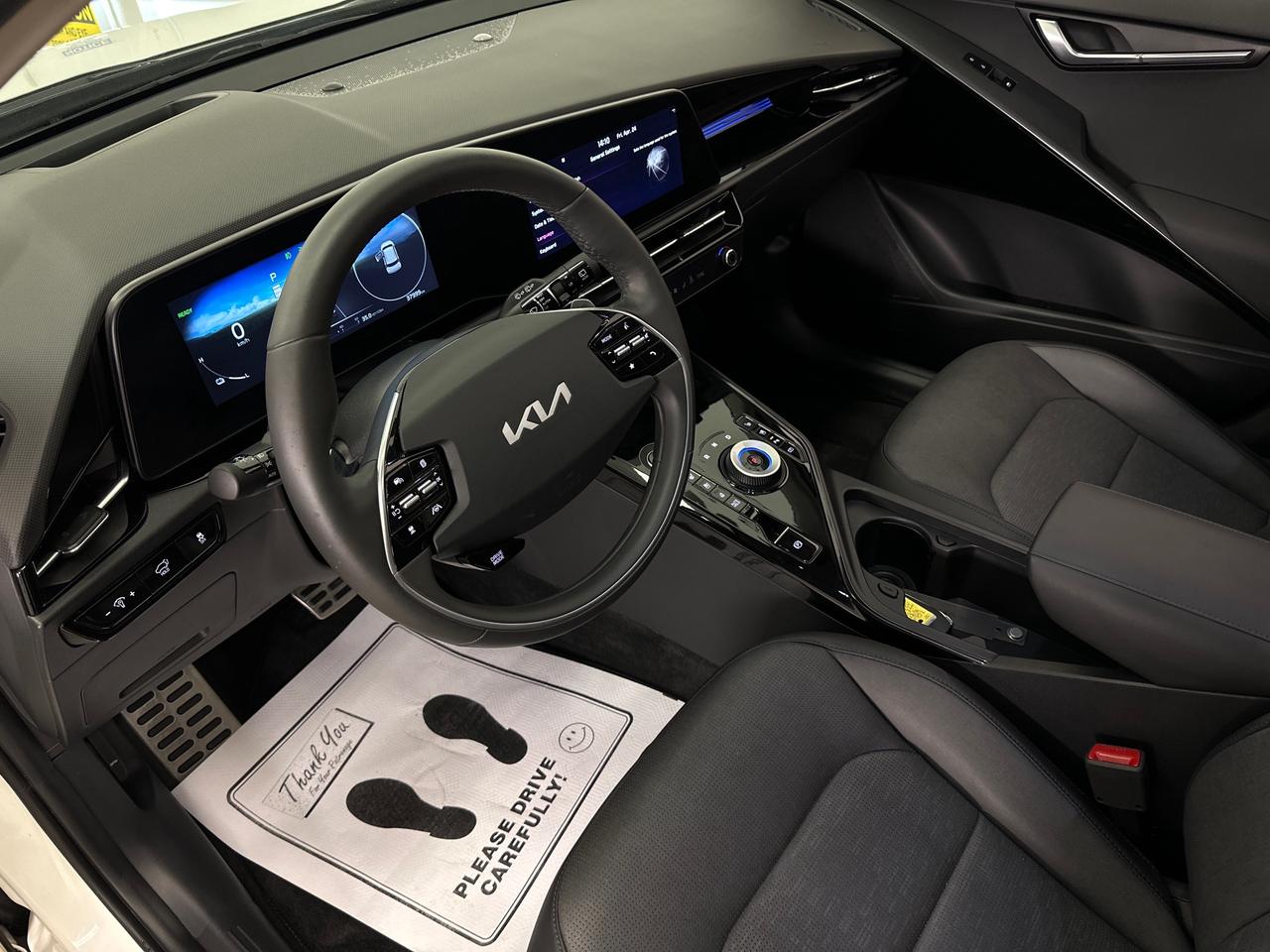 2025 Kia Niro EV Wave w/Snow White Pearl & Grey Exterior 4dr Front-Wheel Drive Sport Utility Photo