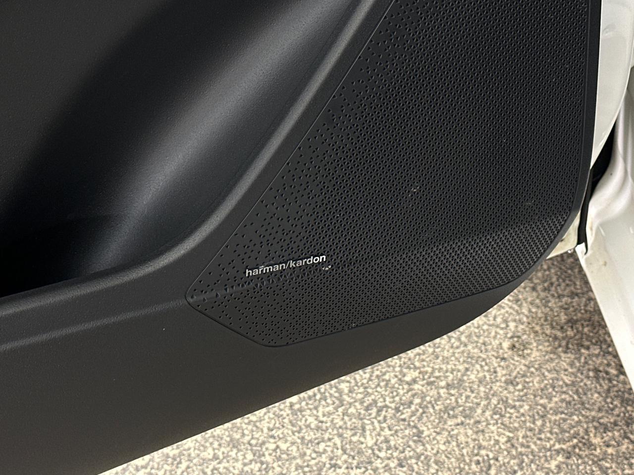 2025 Kia Niro EV Wave w/Snow White Pearl & Grey Exterior 4dr Front-Wheel Drive Sport Utility Photo