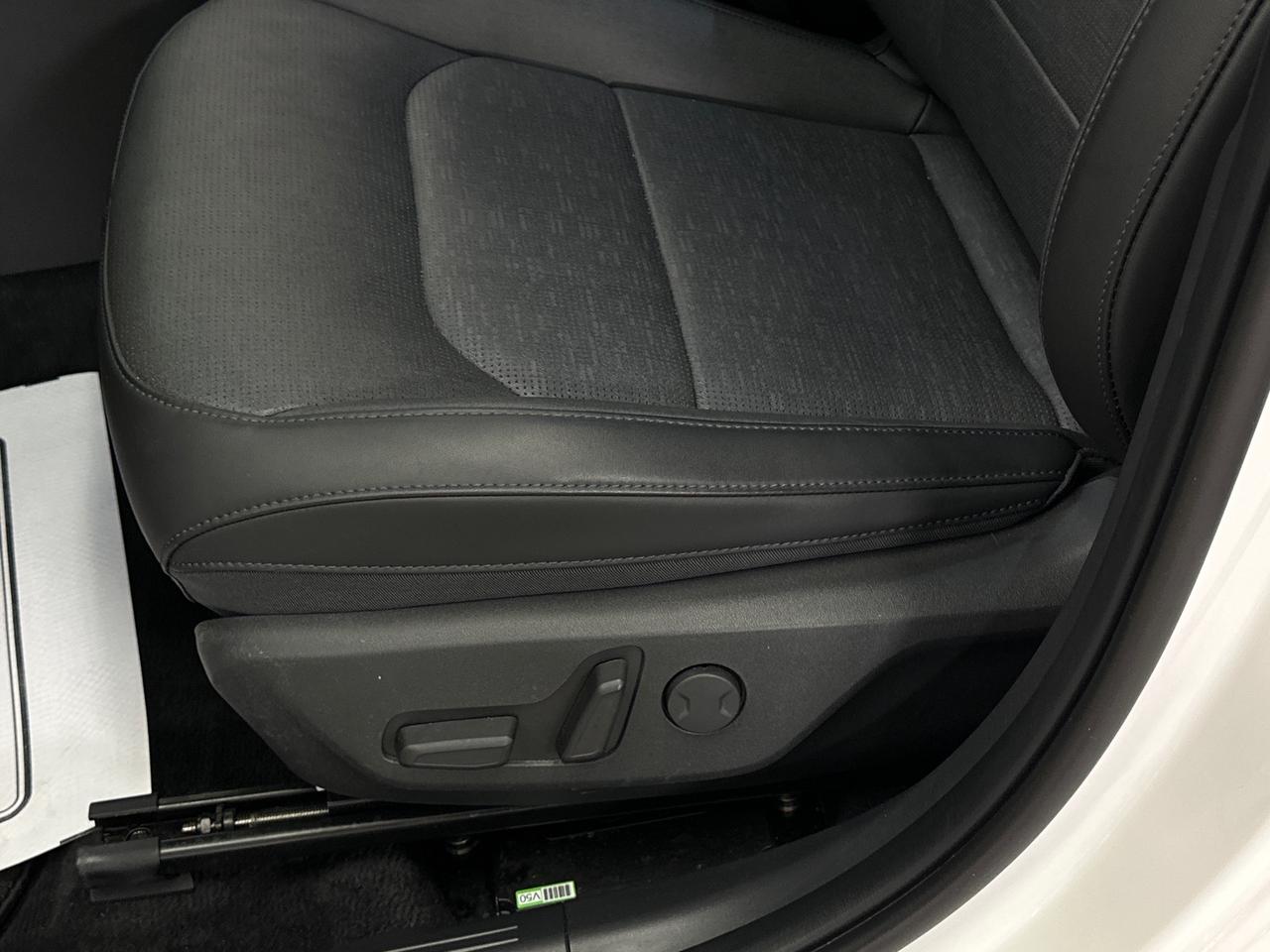 2025 Kia Niro EV Wave w/Snow White Pearl & Grey Exterior 4dr Front-Wheel Drive Sport Utility Photo