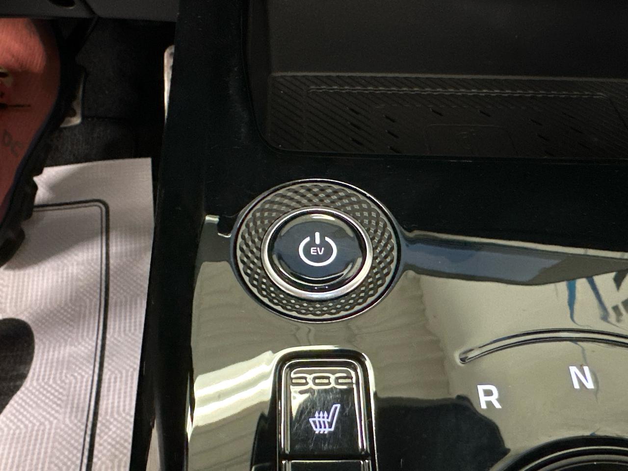 2025 Kia Niro EV Wave w/Snow White Pearl & Grey Exterior 4dr Front-Wheel Drive Sport Utility Photo