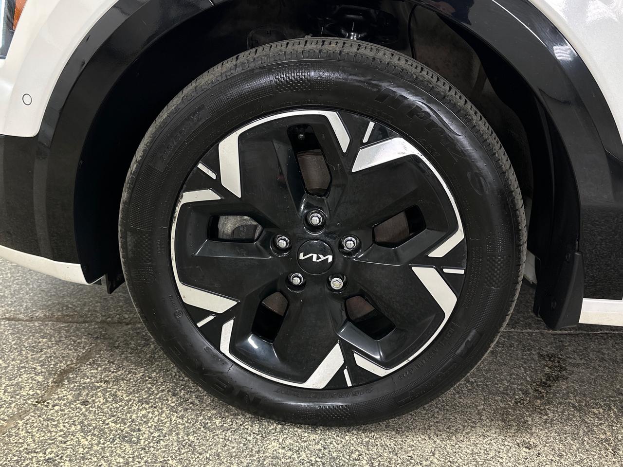 2025 Kia Niro EV Wave w/Snow White Pearl & Grey Exterior 4dr Front-Wheel Drive Sport Utility Photo