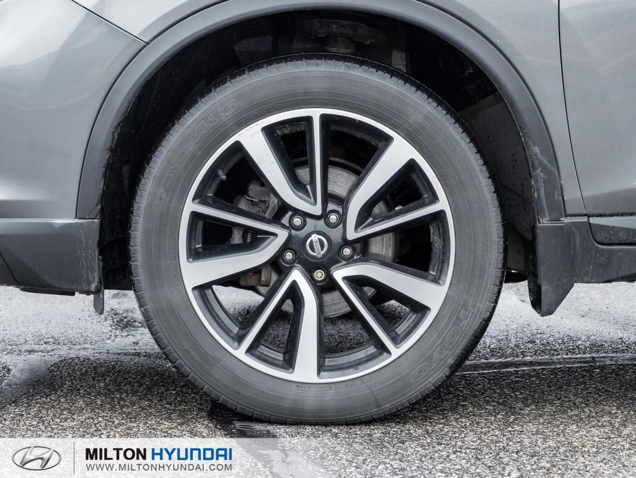 2017 Nissan Rogue SL Platinum 4dr All-wheel Drive Photo3