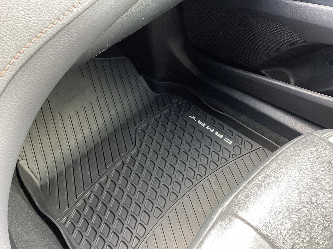 2020 Toyota Camry XLE FWD Photo3