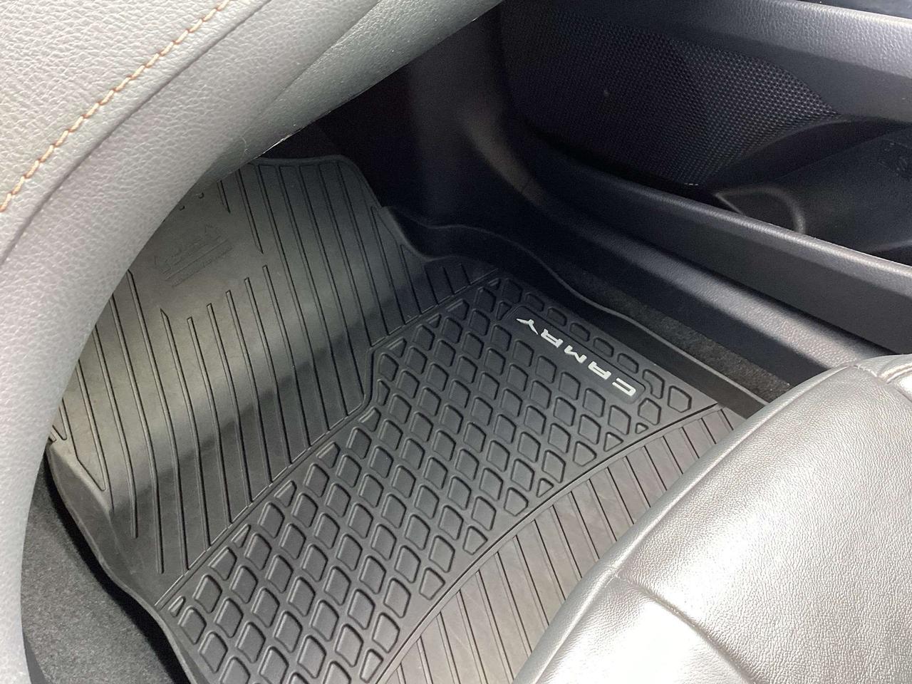 2020 Toyota Camry XLE FWD Photo3