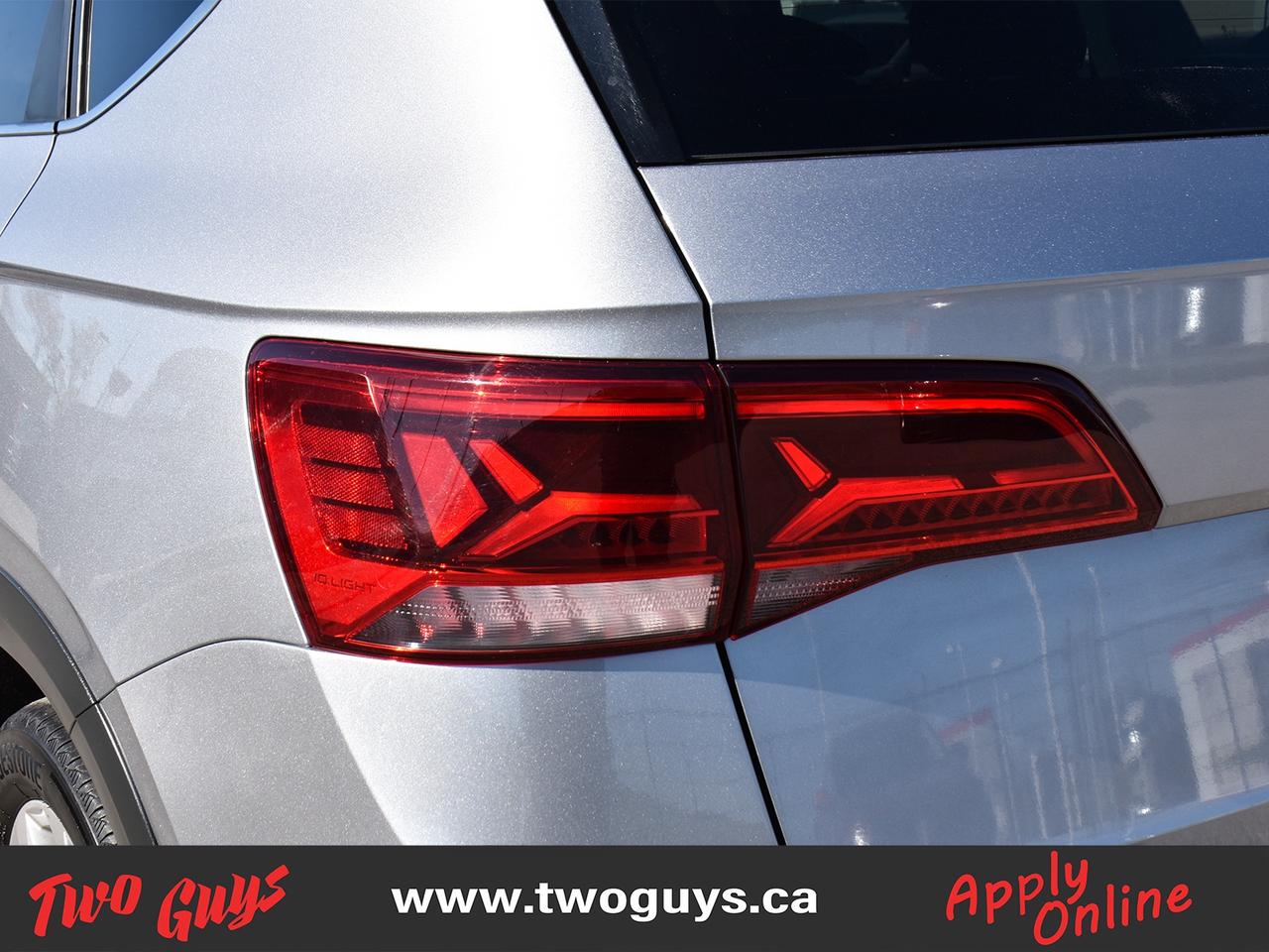 2022 Volkswagen Taos Comfortline AWD   Panoroof   Leather Photo
