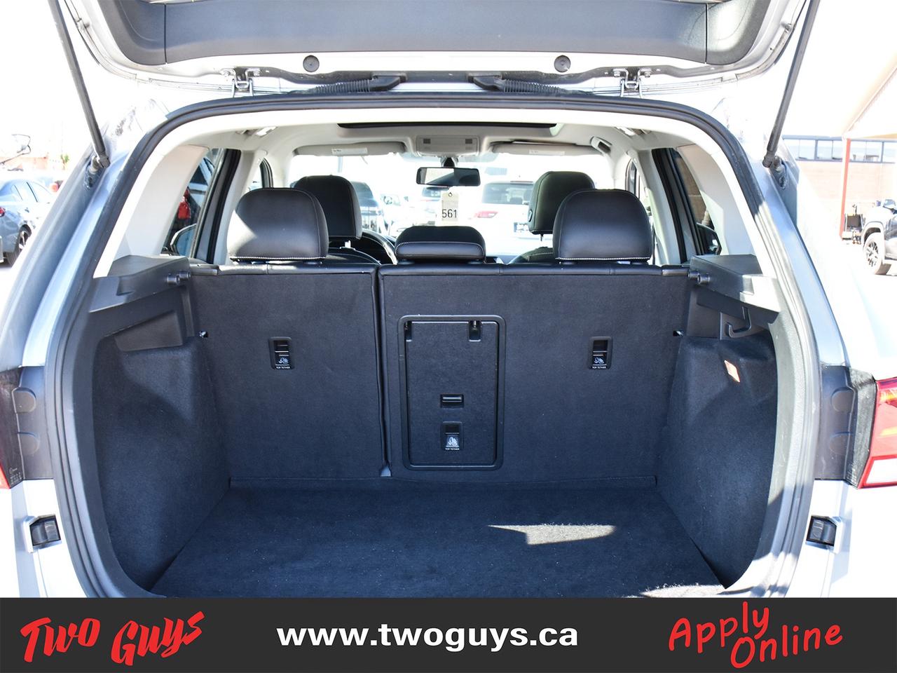 2022 Volkswagen Taos Comfortline AWD   Panoroof   Leather Photo