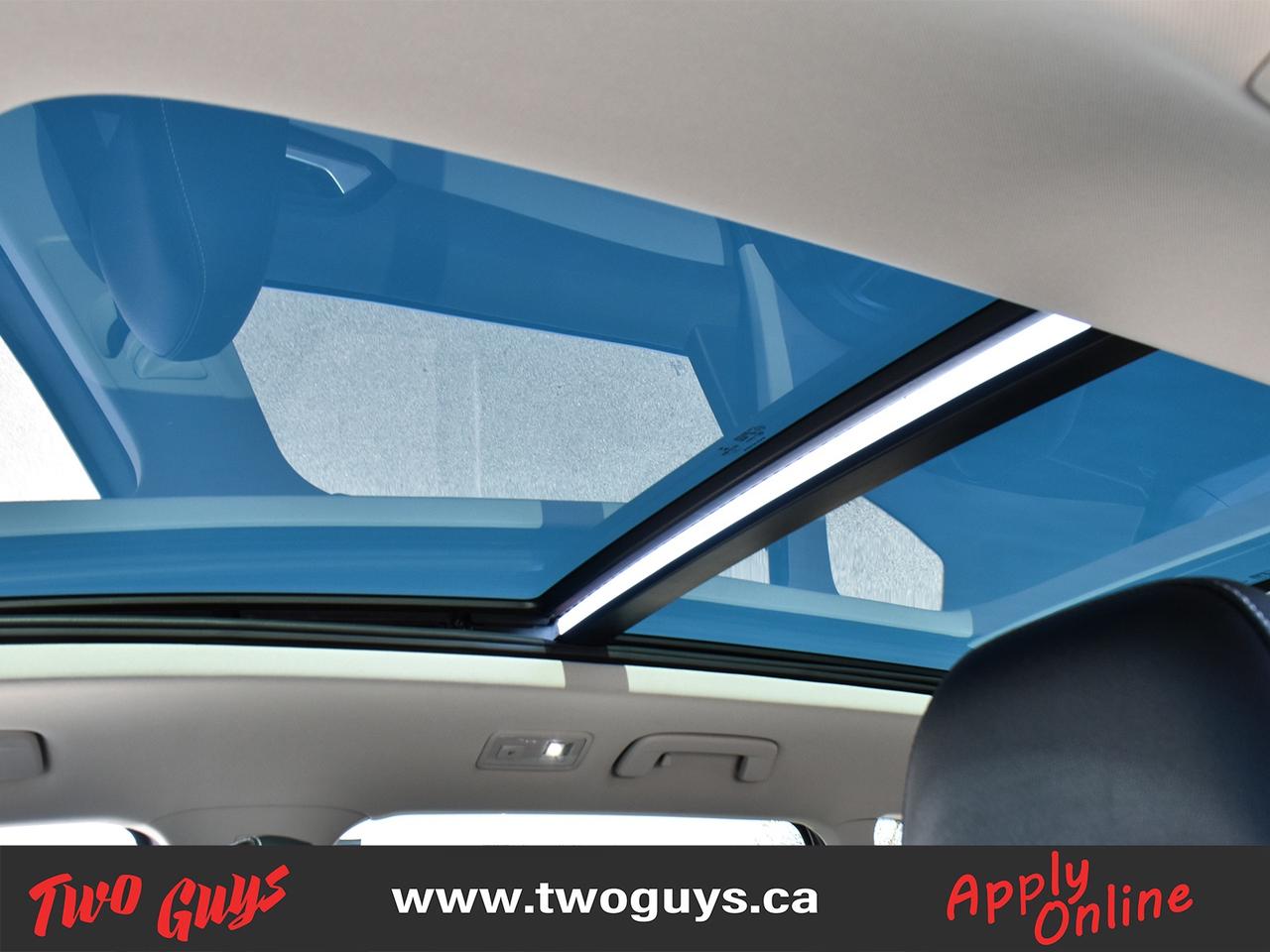 2022 Volkswagen Taos Comfortline AWD   Panoroof   Leather Photo