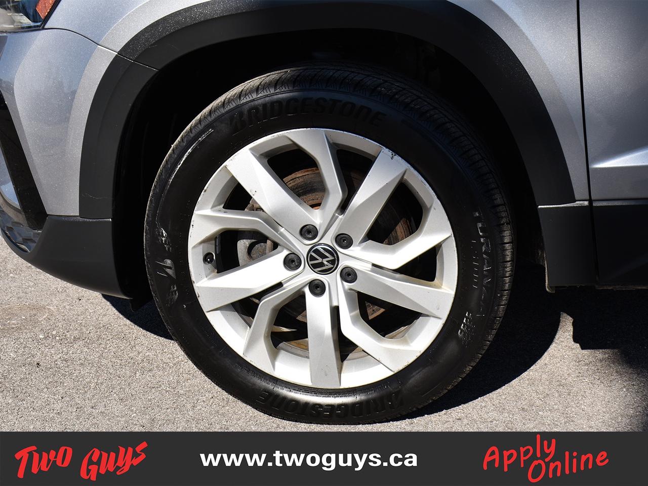 2022 Volkswagen Taos Comfortline AWD   Panoroof   Leather Photo