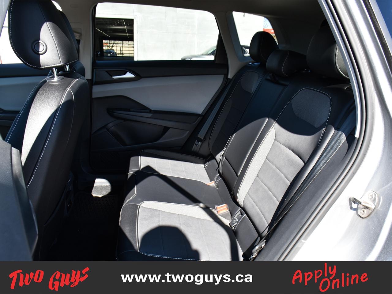 2022 Volkswagen Taos Comfortline AWD   Panoroof   Leather Photo