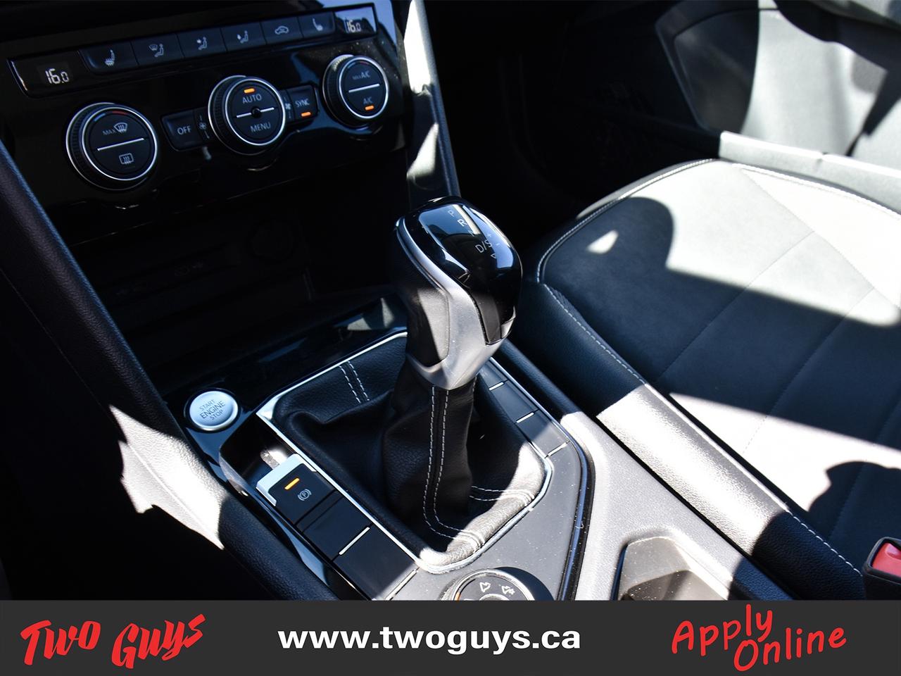 2022 Volkswagen Taos Comfortline AWD   Panoroof   Leather Photo