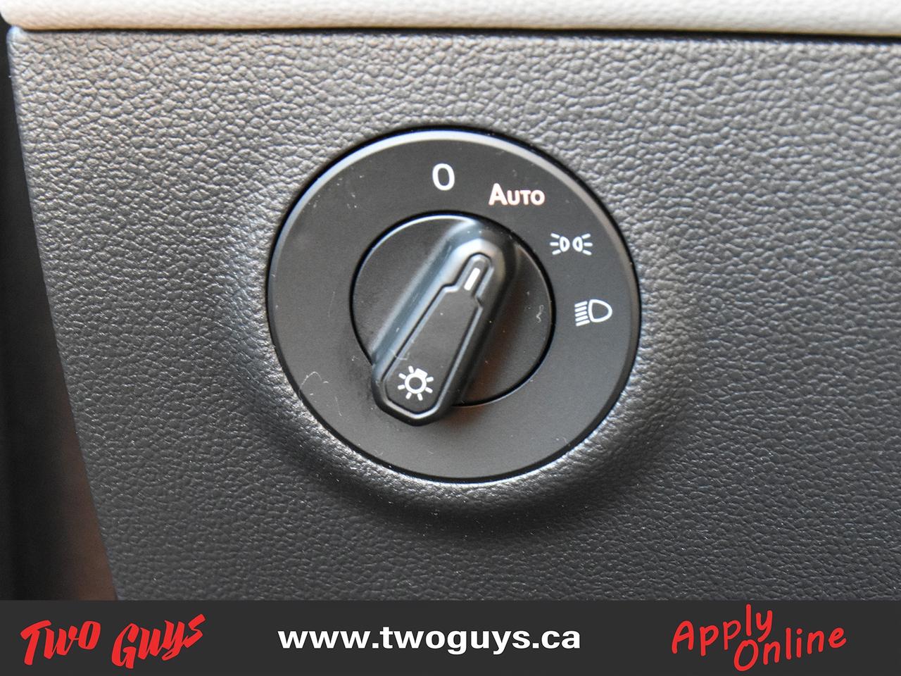 2022 Volkswagen Taos Comfortline AWD   Panoroof   Leather Photo