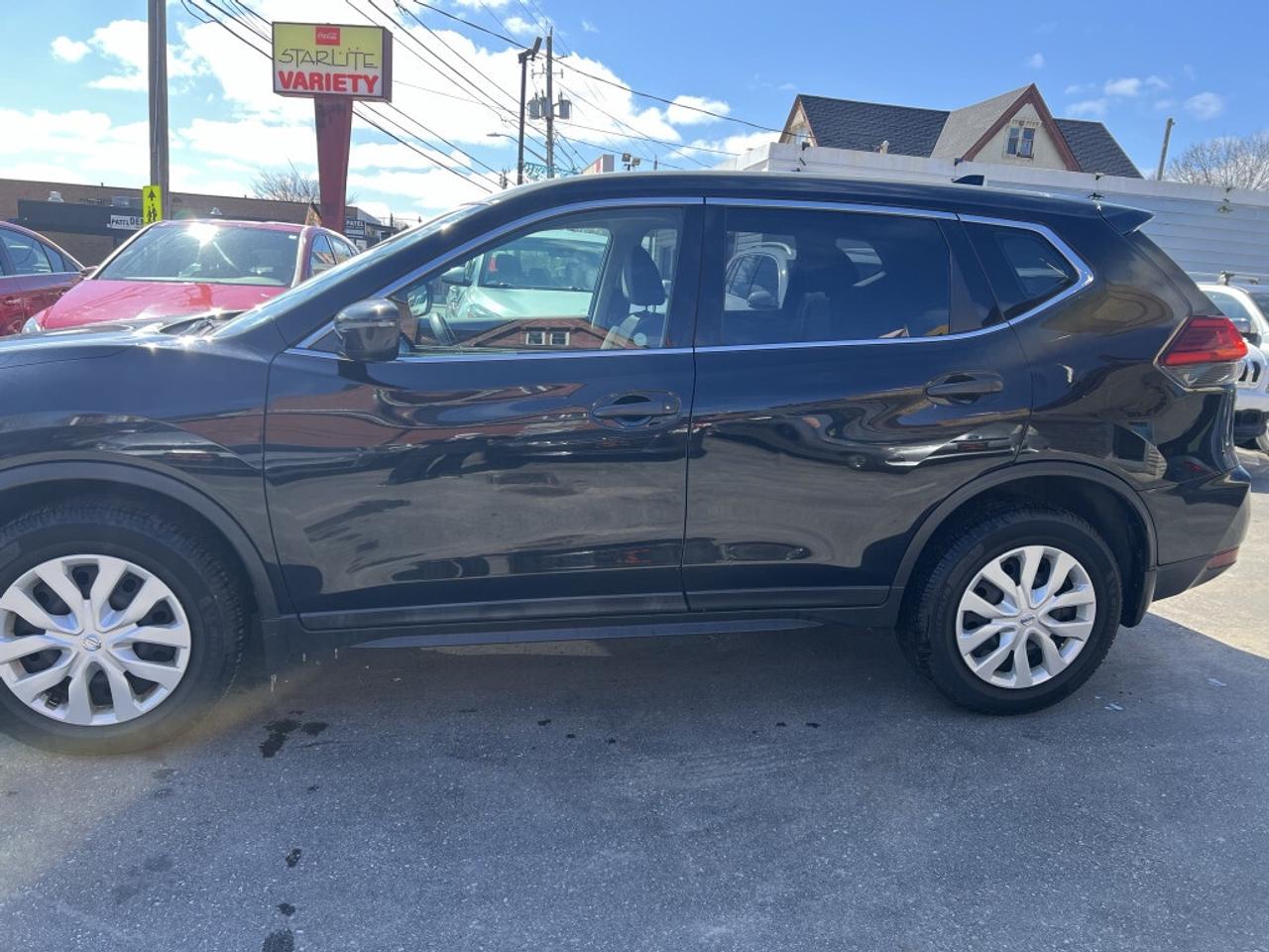 2017 Nissan Rogue SV 4dr All-wheel Drive CVT Photo3