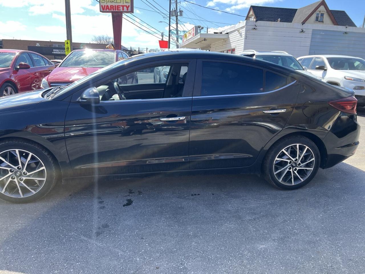 2020 Hyundai Elantra Luxury IVT Photo