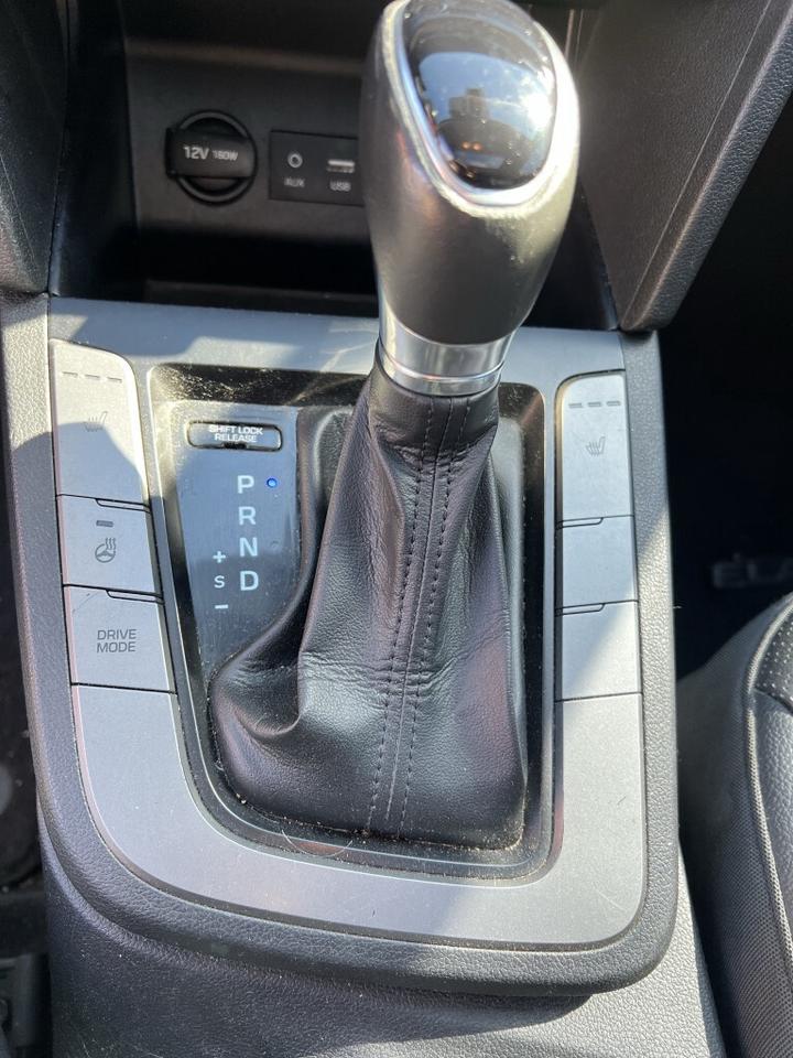 2020 Hyundai Elantra Luxury IVT Photo