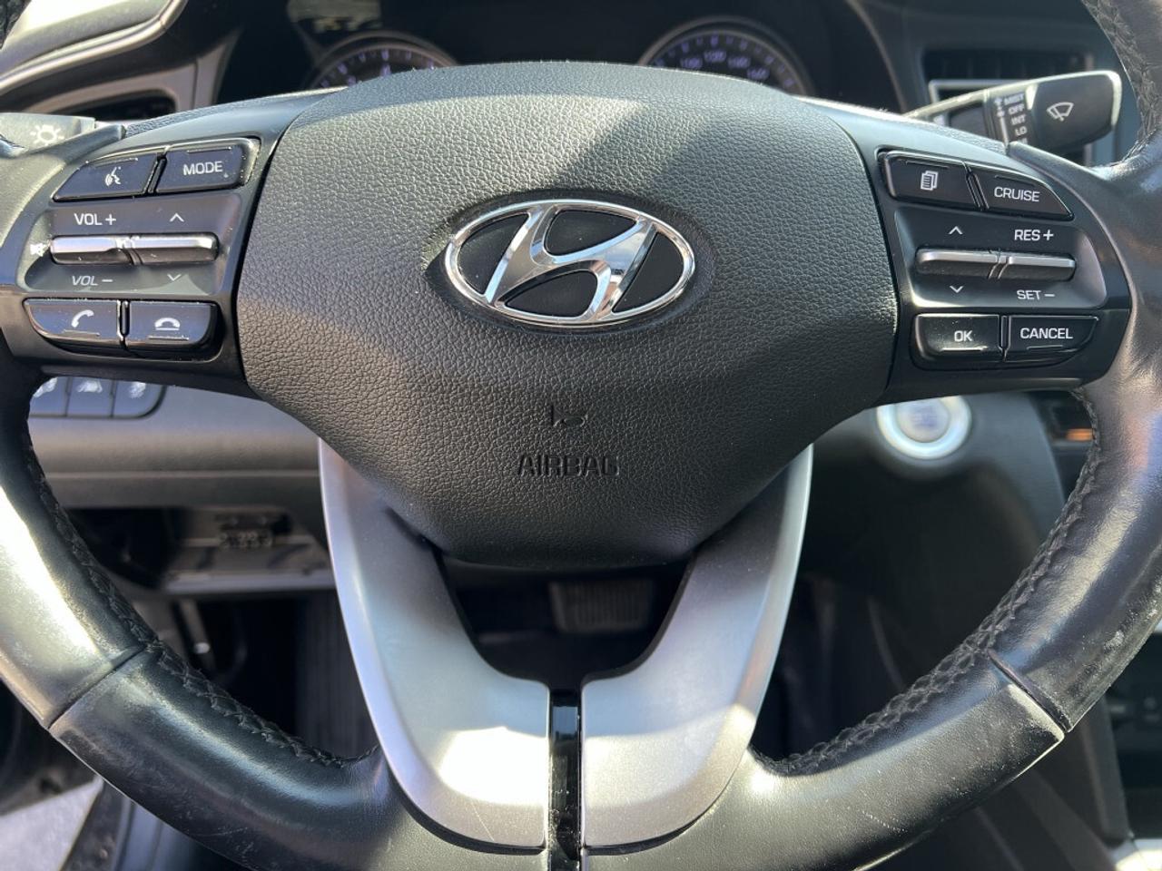 2020 Hyundai Elantra Luxury IVT Photo