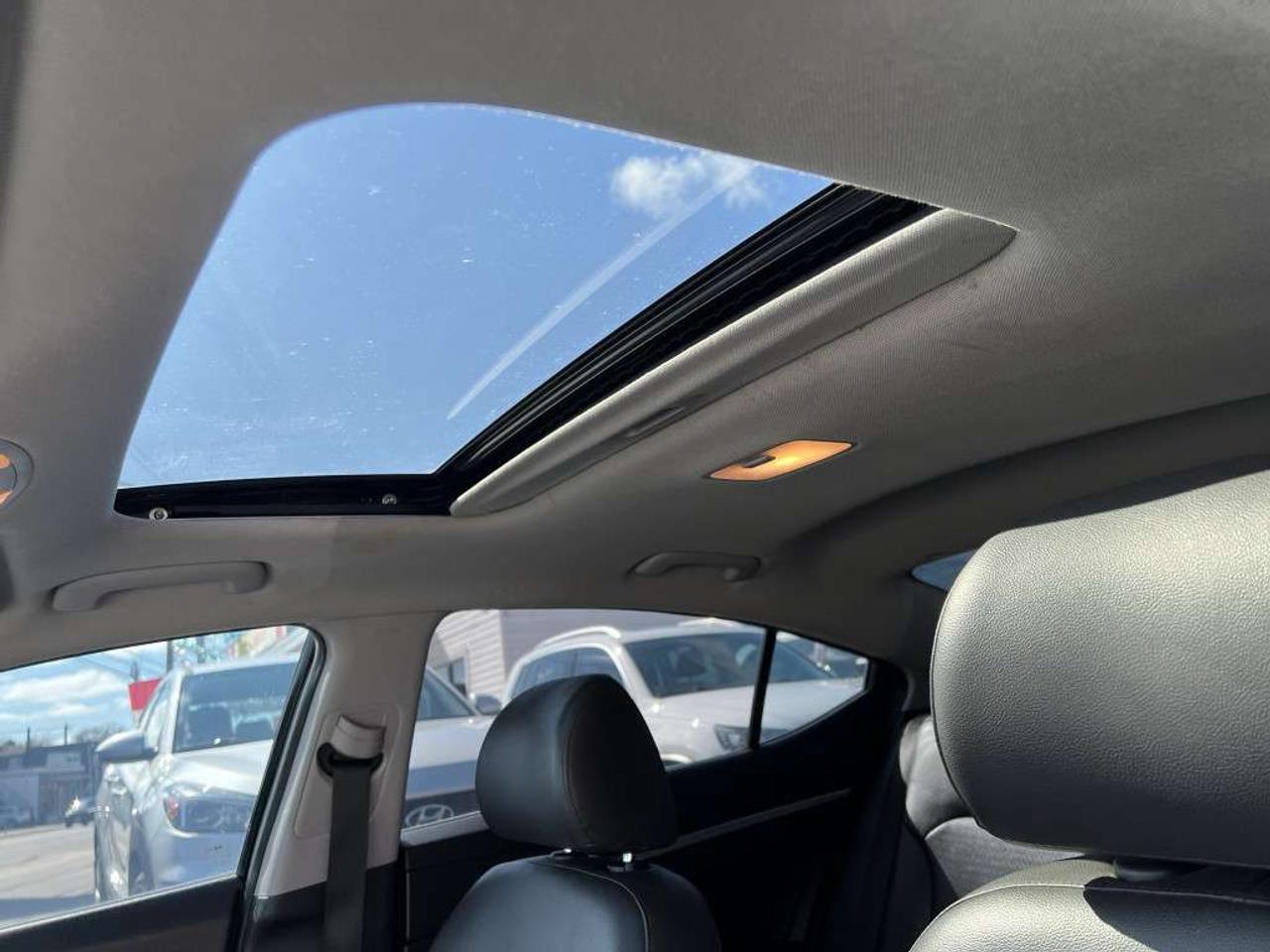 2020 Hyundai Elantra Luxury IVT Photo