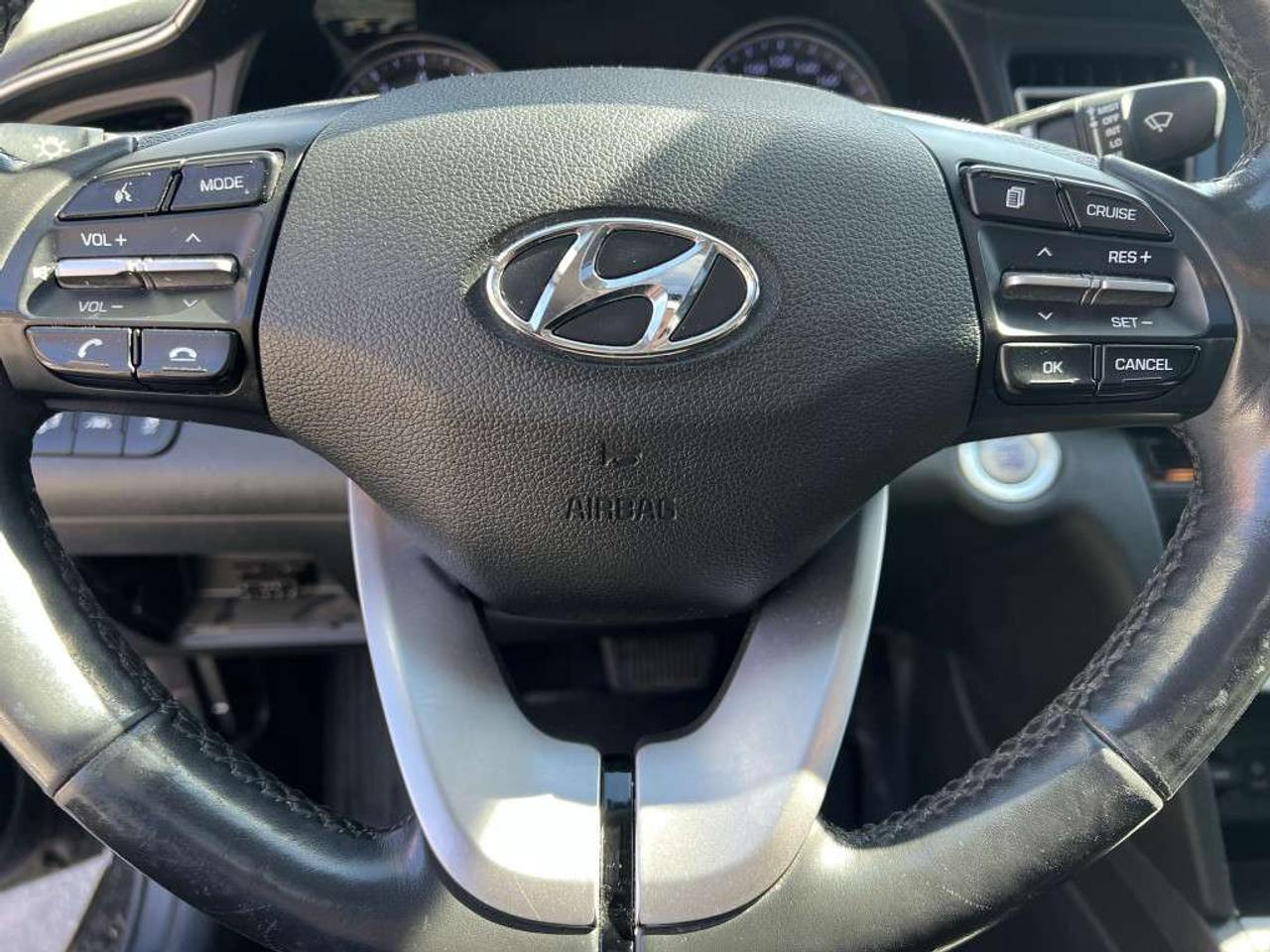 2020 Hyundai Elantra Luxury IVT Photo