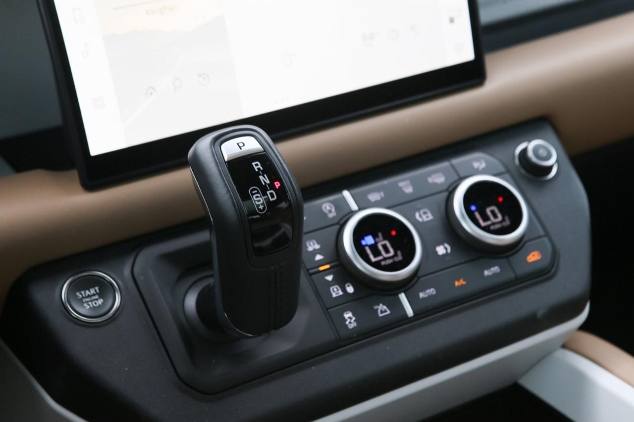 2025 Land Rover Defender X-DYNAMIC SE -DYNAMIC SE Photo
