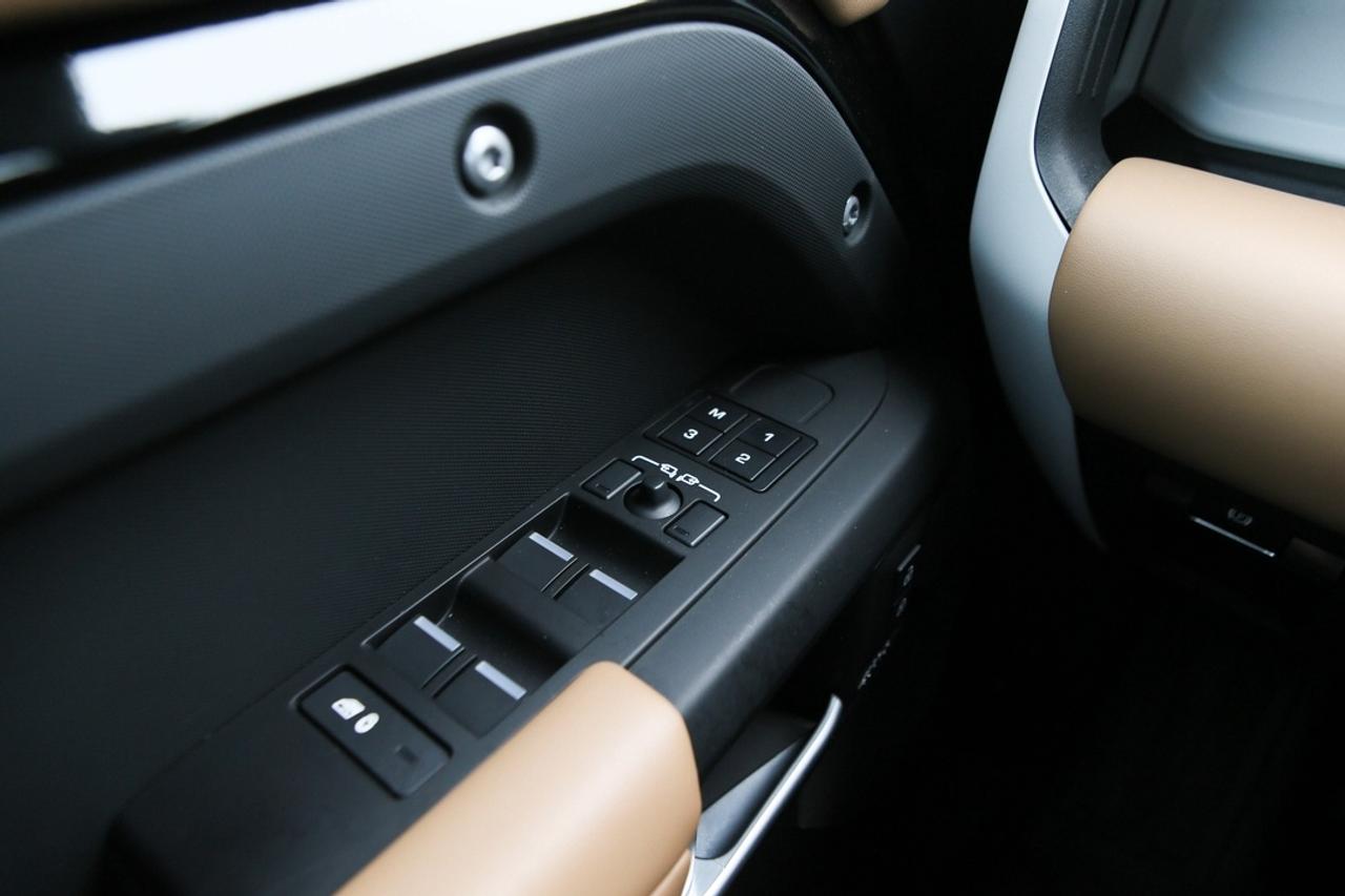 2025 Land Rover Defender X-DYNAMIC SE -DYNAMIC SE Photo