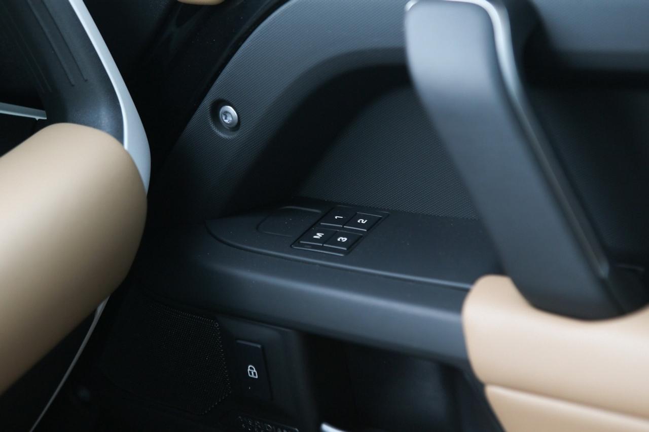 2025 Land Rover Defender X-DYNAMIC SE -DYNAMIC SE Photo