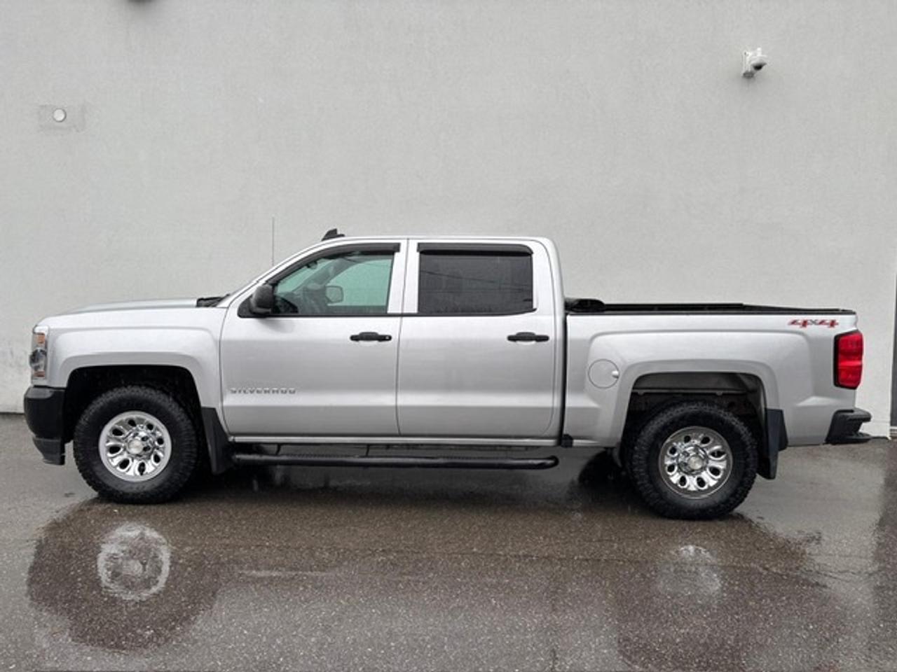 2017 Chevrolet Silverado 1500 4WD V8 CREW CAB-CAMERA-TONNEA-NEW BRAKES-CERTIFIED Photo