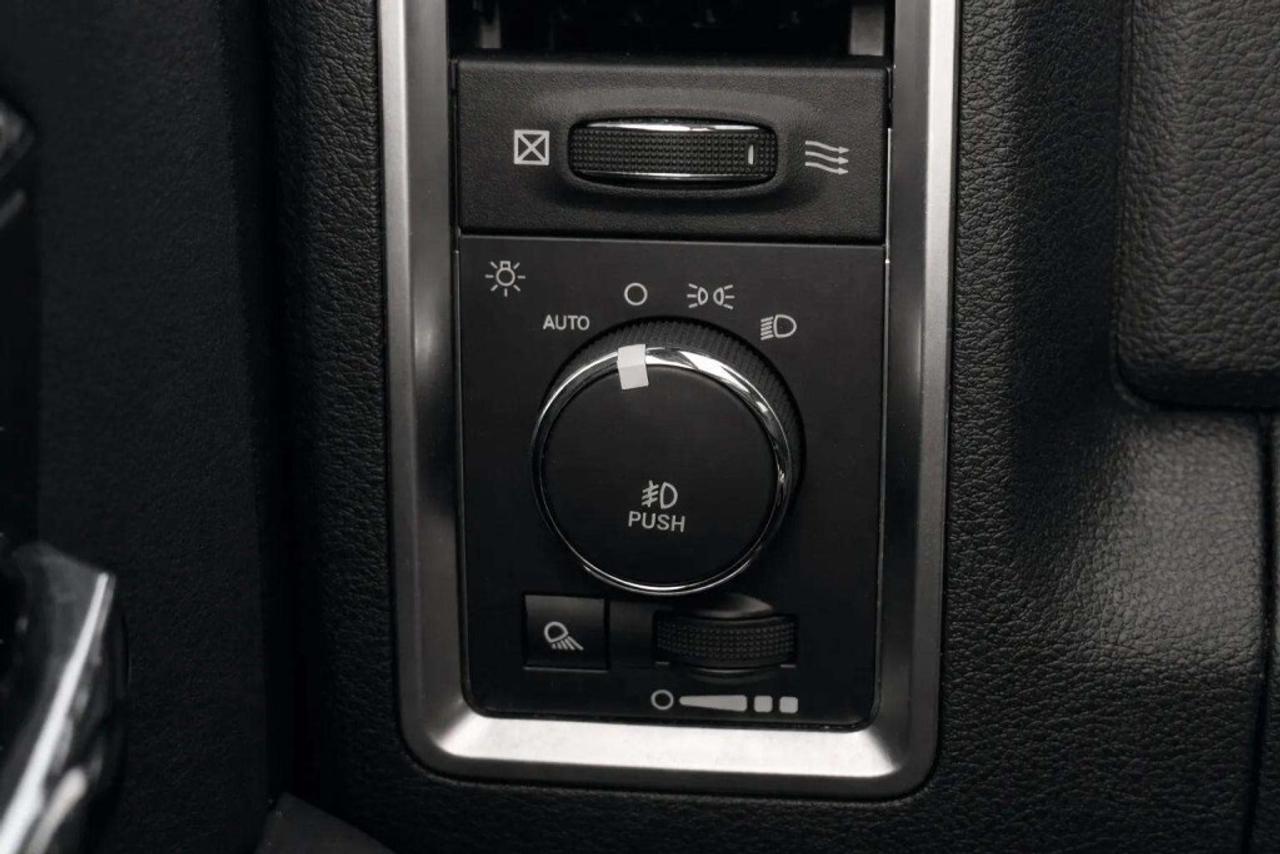 2016 RAM 1500 Crew Cab 140.5 LIMITED Photo