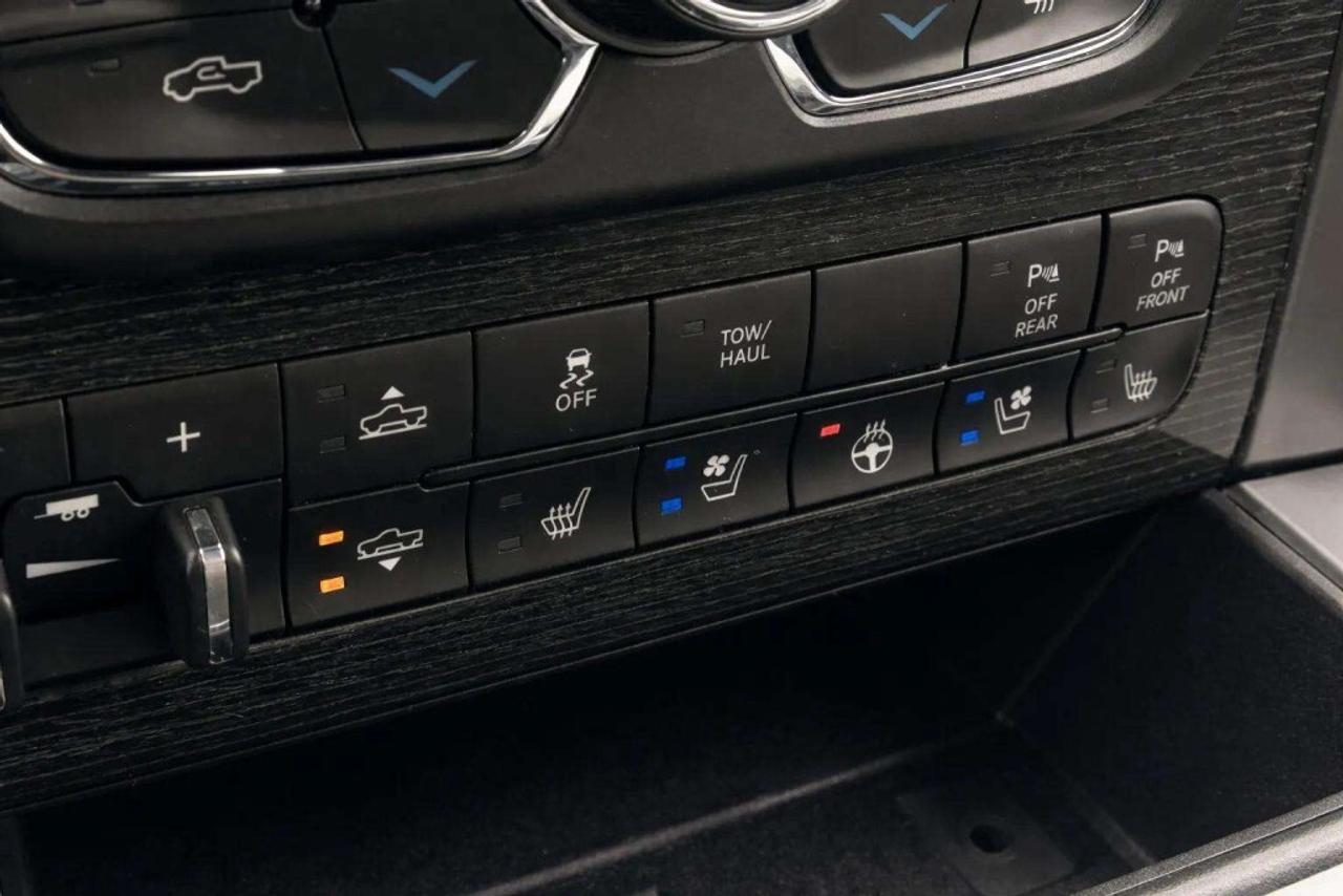 2016 RAM 1500 Crew Cab 140.5 LIMITED Photo