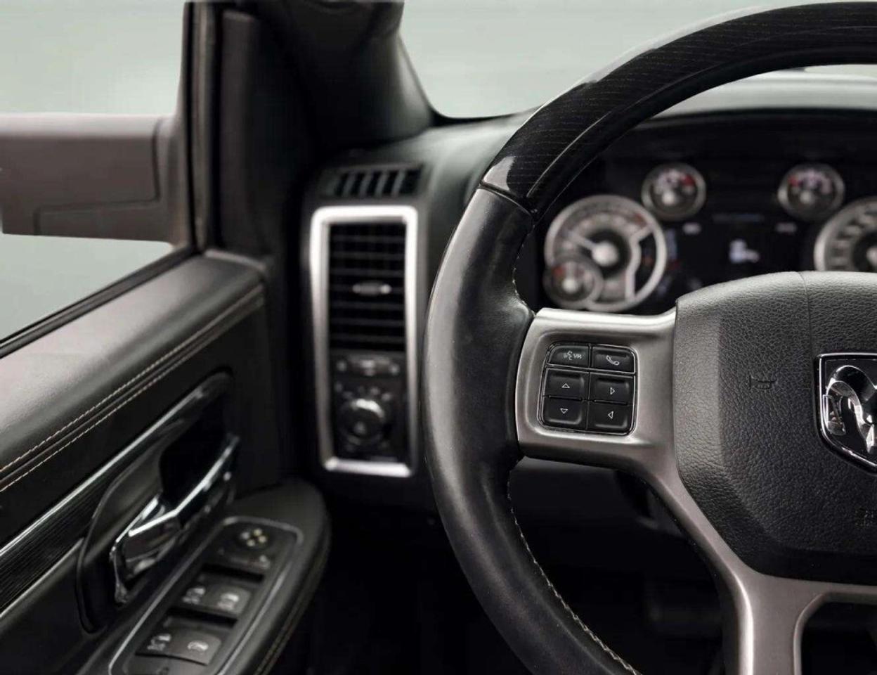 2016 RAM 1500 Crew Cab 140.5 LIMITED Photo