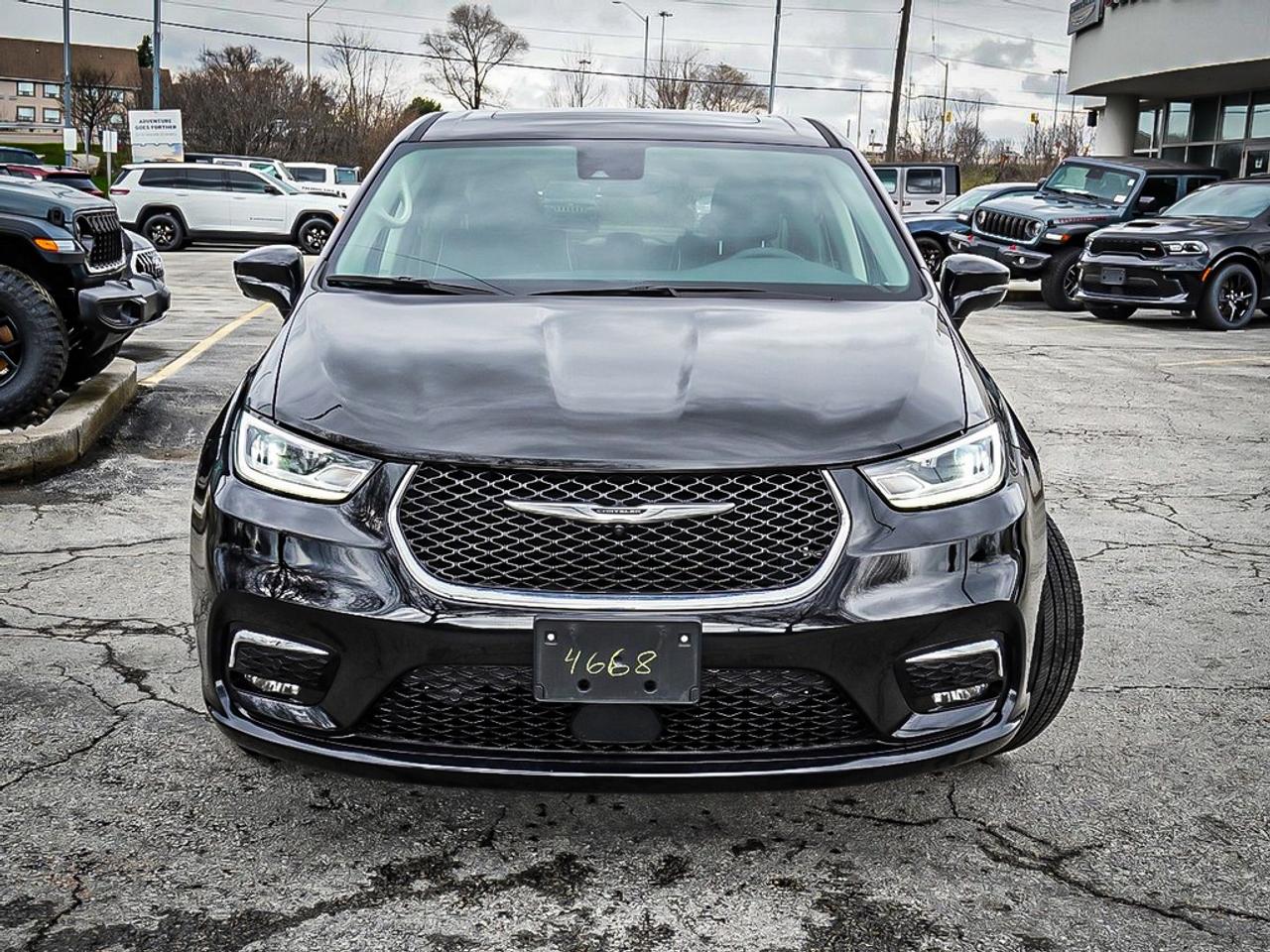 2024 Chrysler Pacifica  Photo2