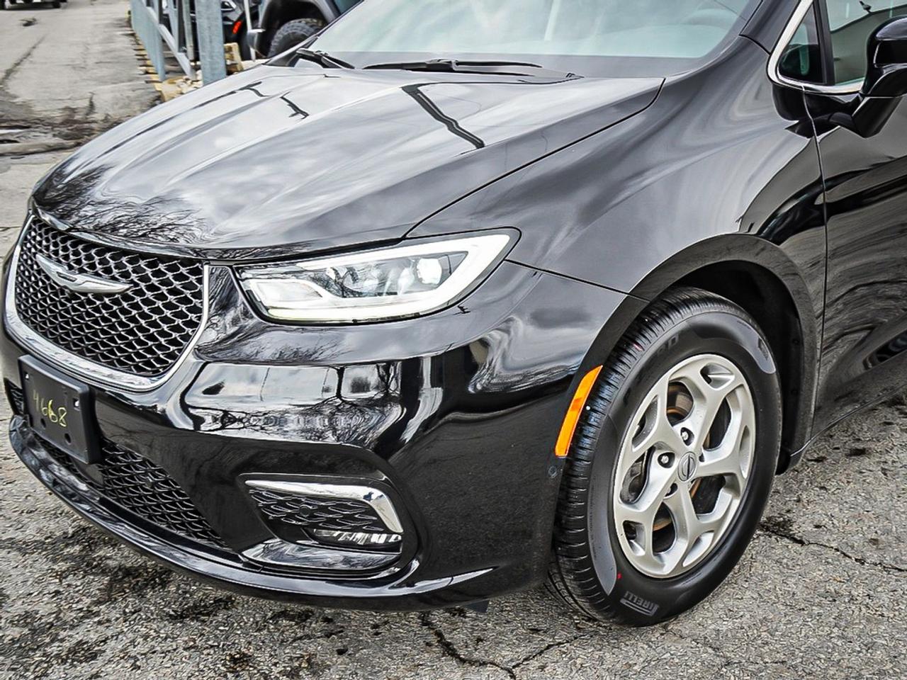 2024 Chrysler Pacifica  Photo3