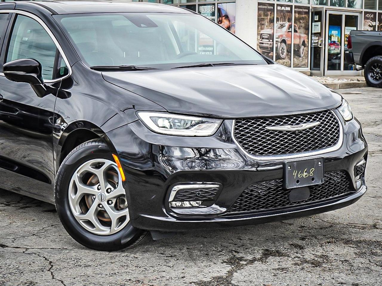 2024 Chrysler Pacifica  Photo1