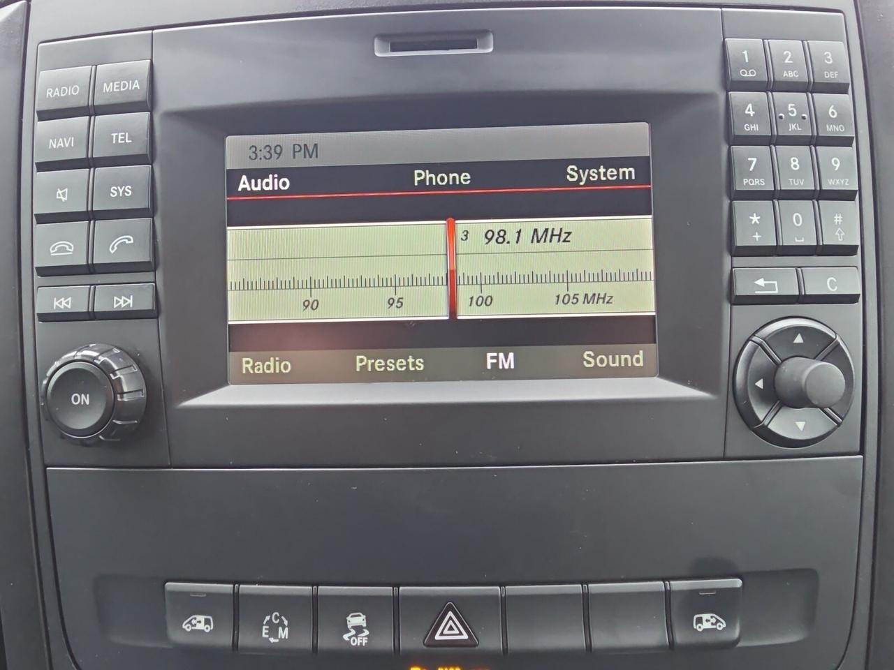2018 Mercedes-Benz Metris Passenger Van 126 WB * VERY LOW KM / BACKUP CAMERA / BLUETOOTH Photo