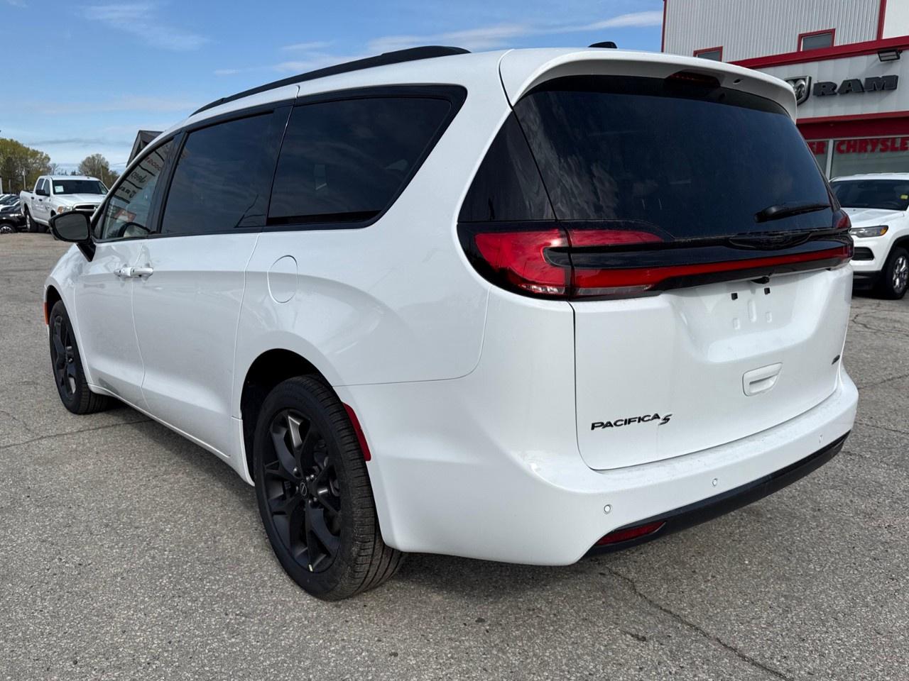 2026 Chrysler Pacifica Select AWD Photo2