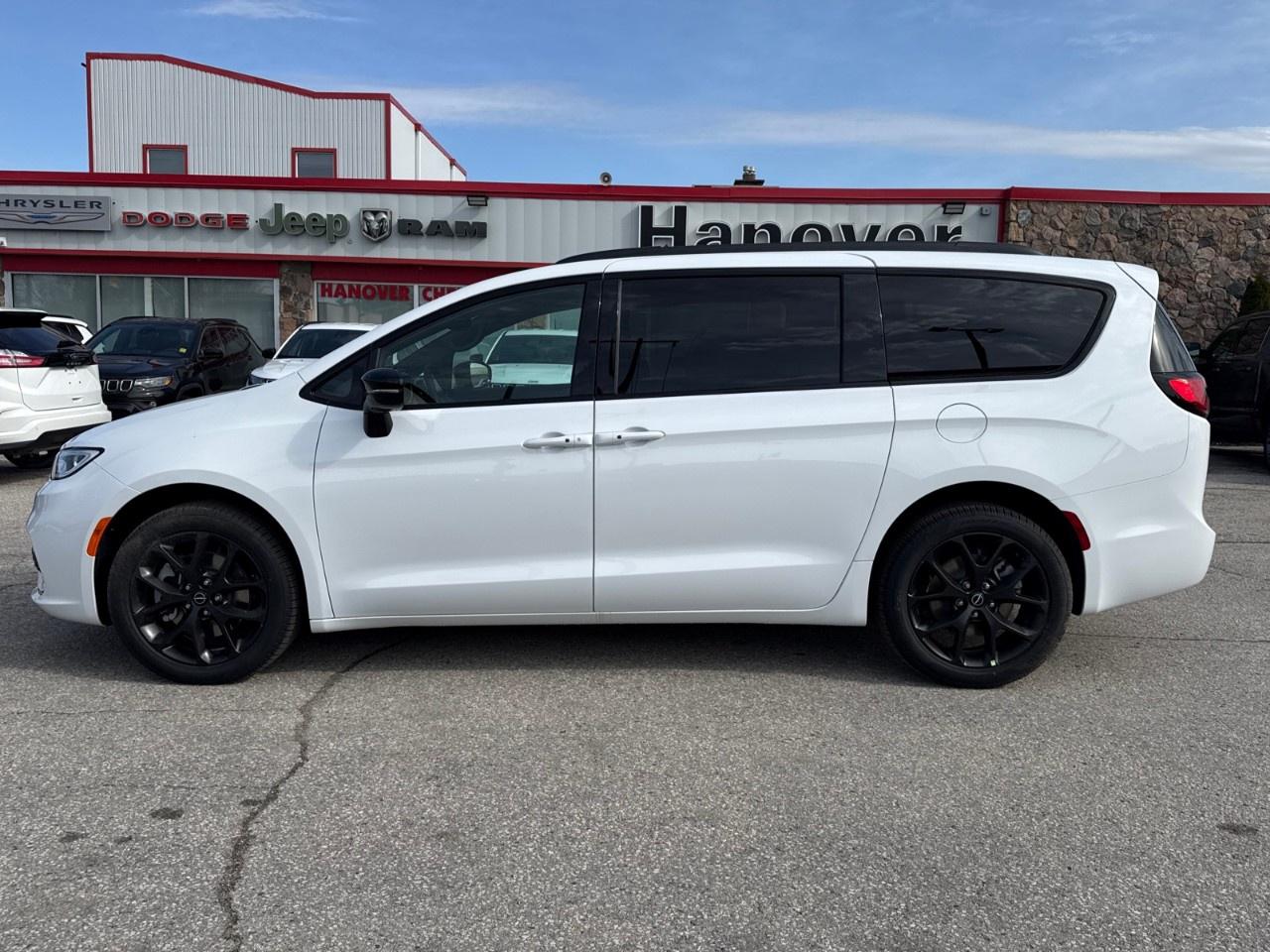 2026 Chrysler Pacifica Select AWD Photo