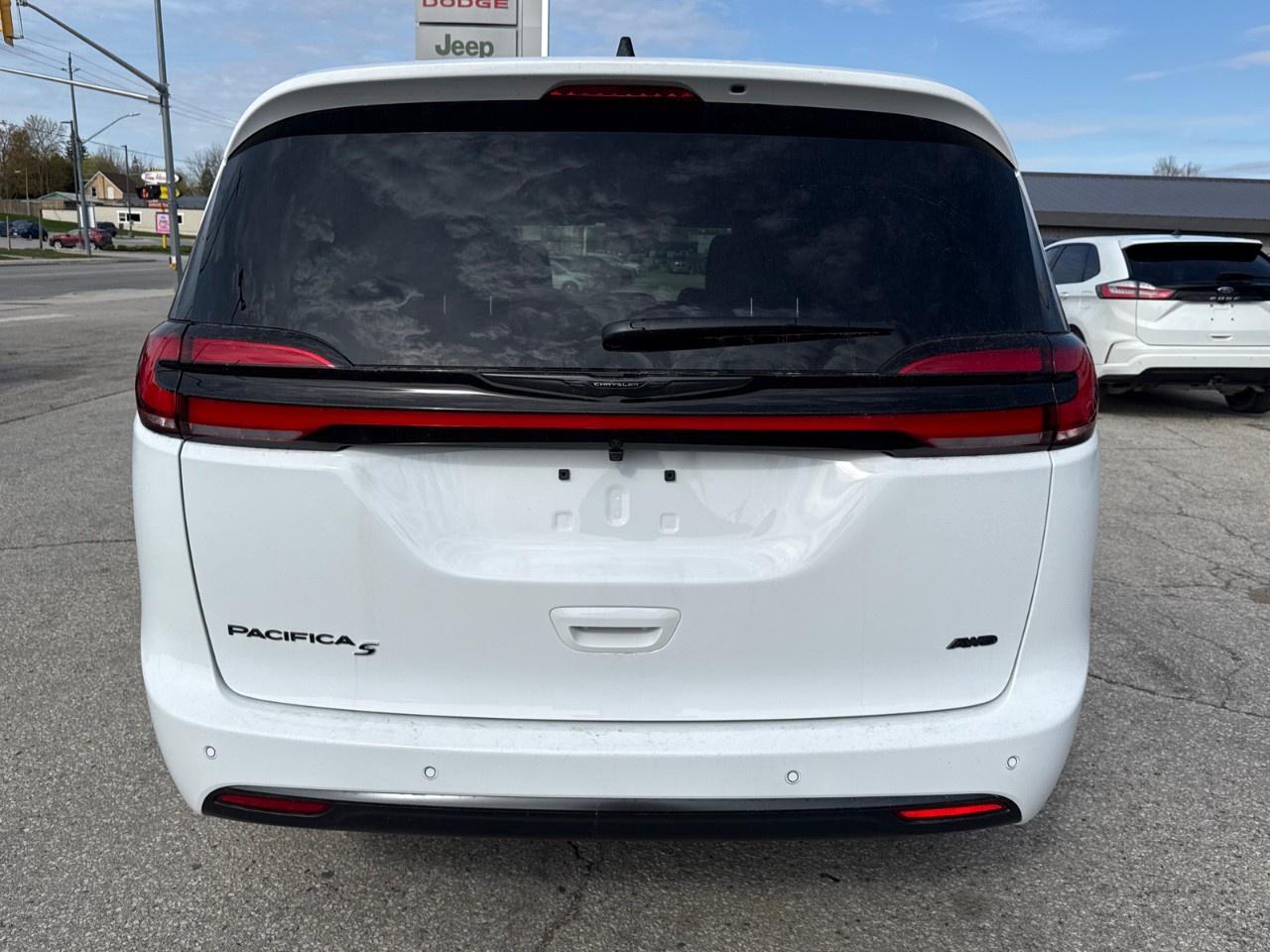 2026 Chrysler Pacifica Select AWD Photo