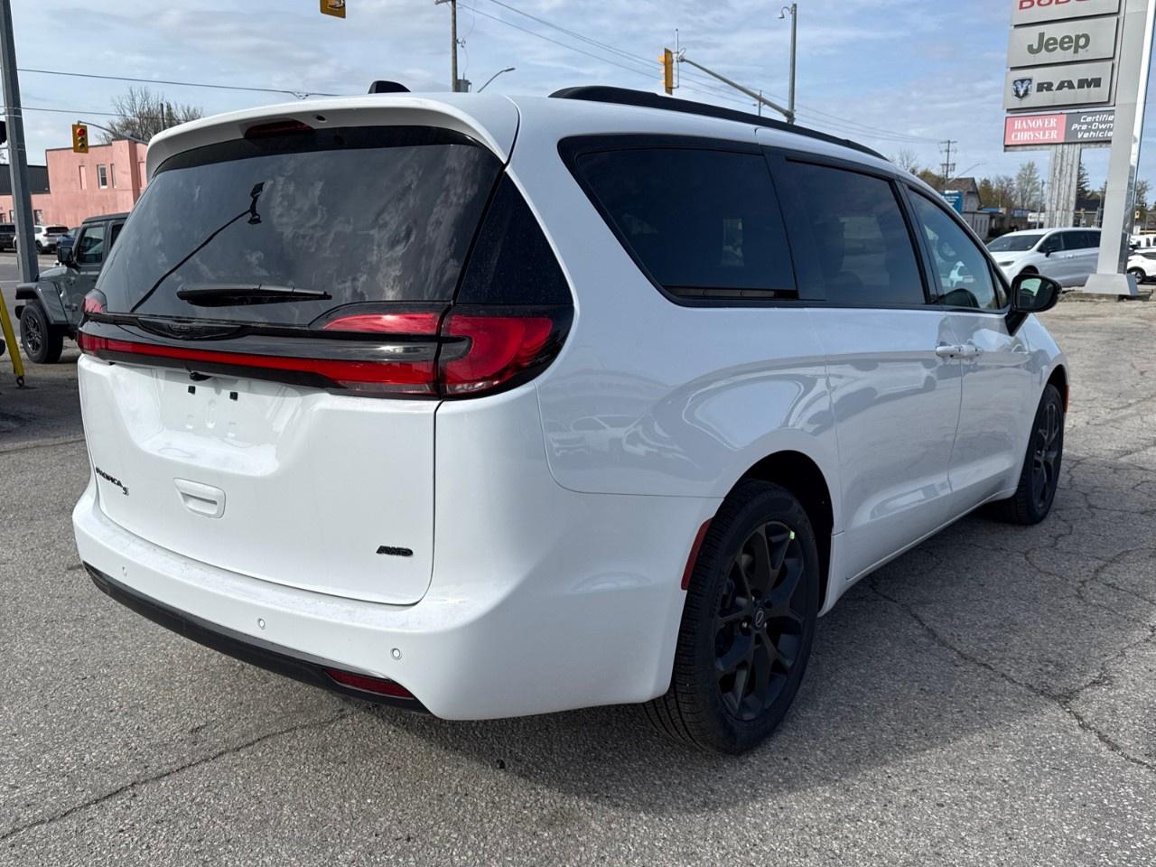 2026 Chrysler Pacifica Select AWD Photo