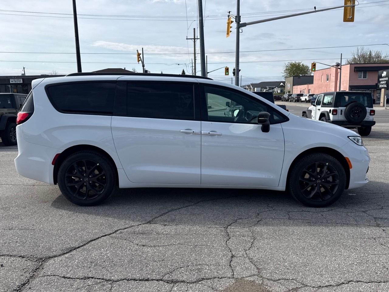 2026 Chrysler Pacifica Select AWD Photo
