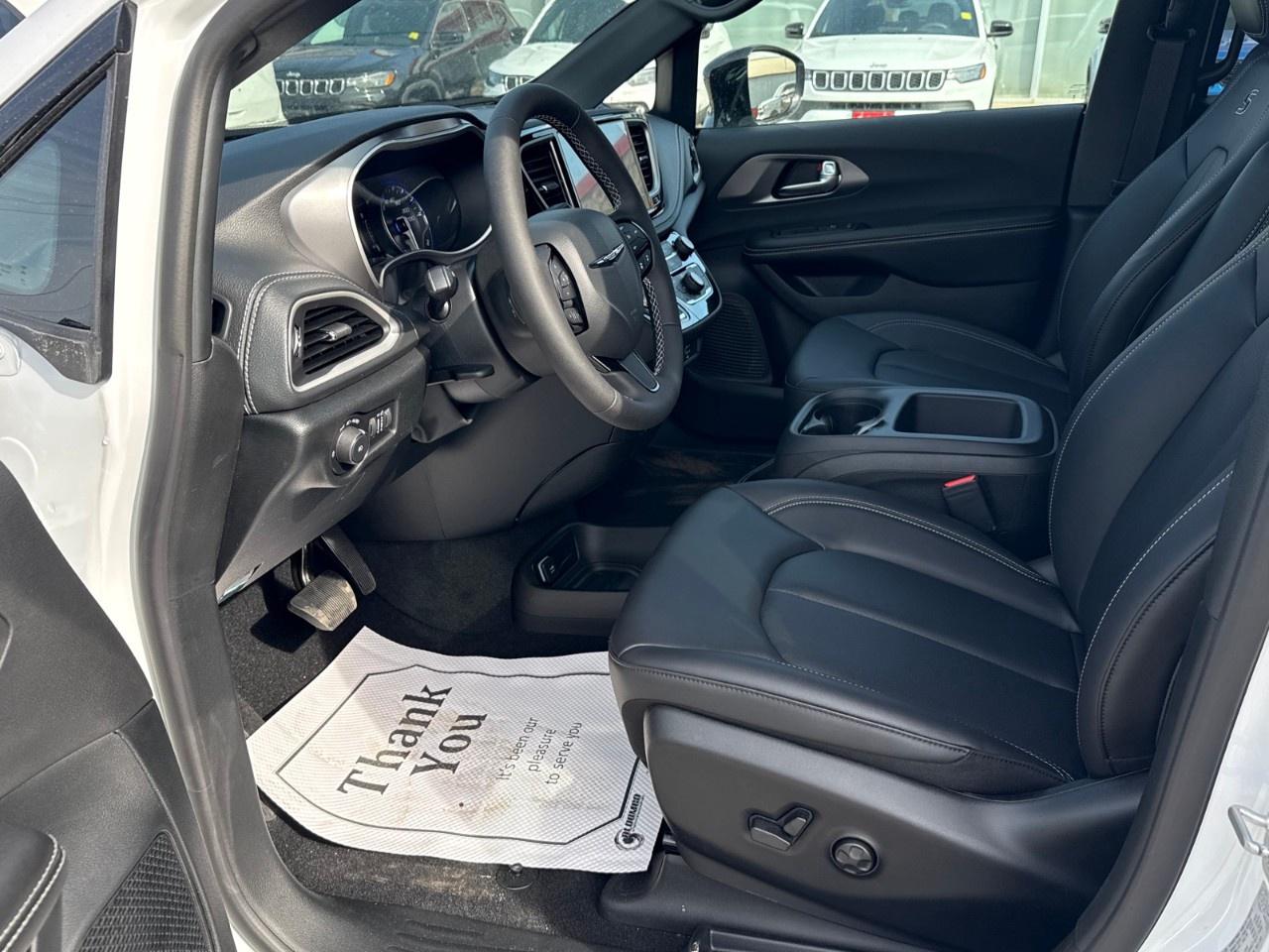 2026 Chrysler Pacifica Select AWD Photo