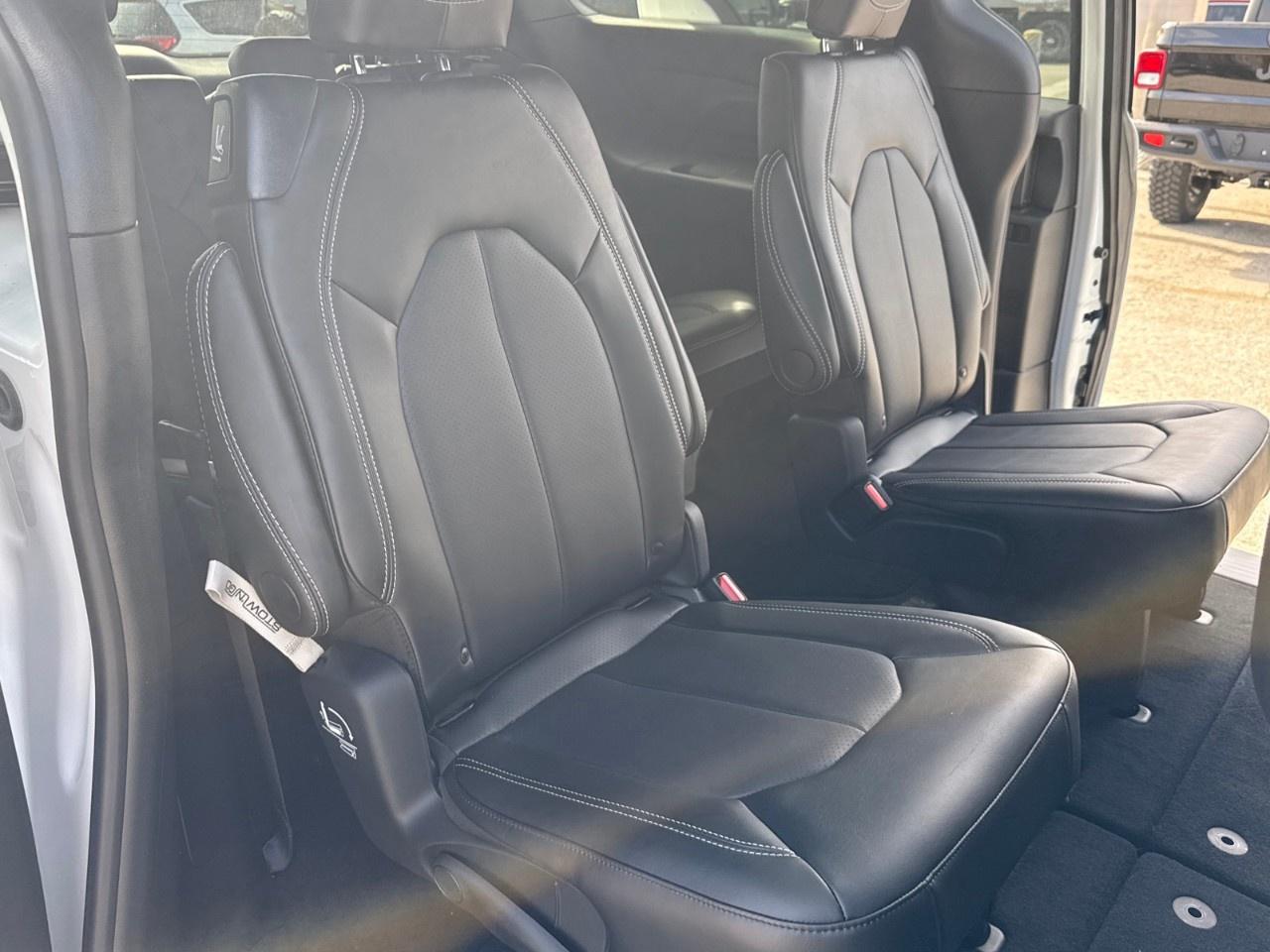 2026 Chrysler Pacifica Select AWD Photo